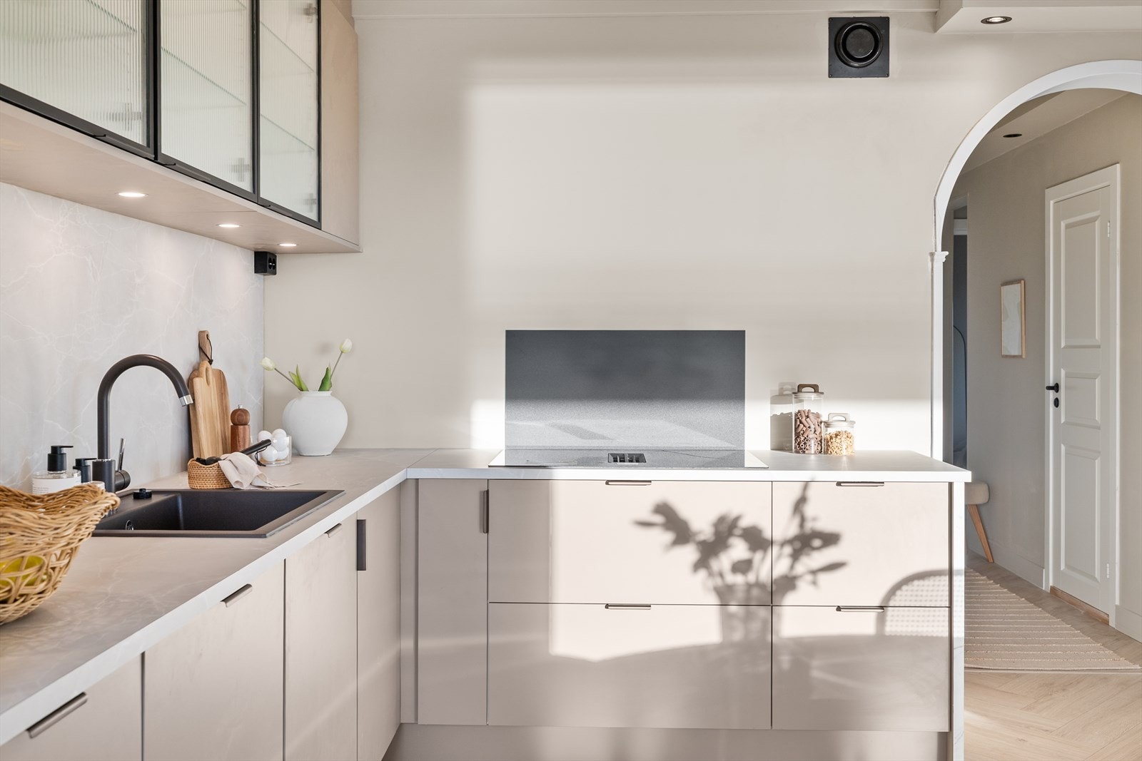 Kjøkkenet er utstyrt med platetopp og ventilator med kullfilter. Selger opplyser at platetoppen sprakk under montering, og denne vil bli skiftet eller utbedret før overtakelse. Galleribilde