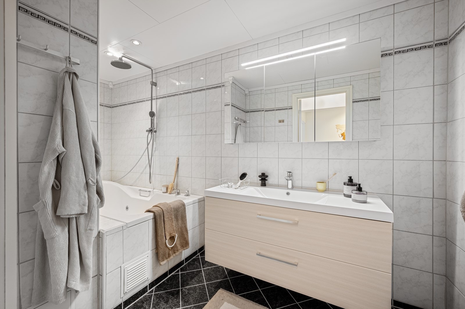 Helfliset bad. Galleribilde