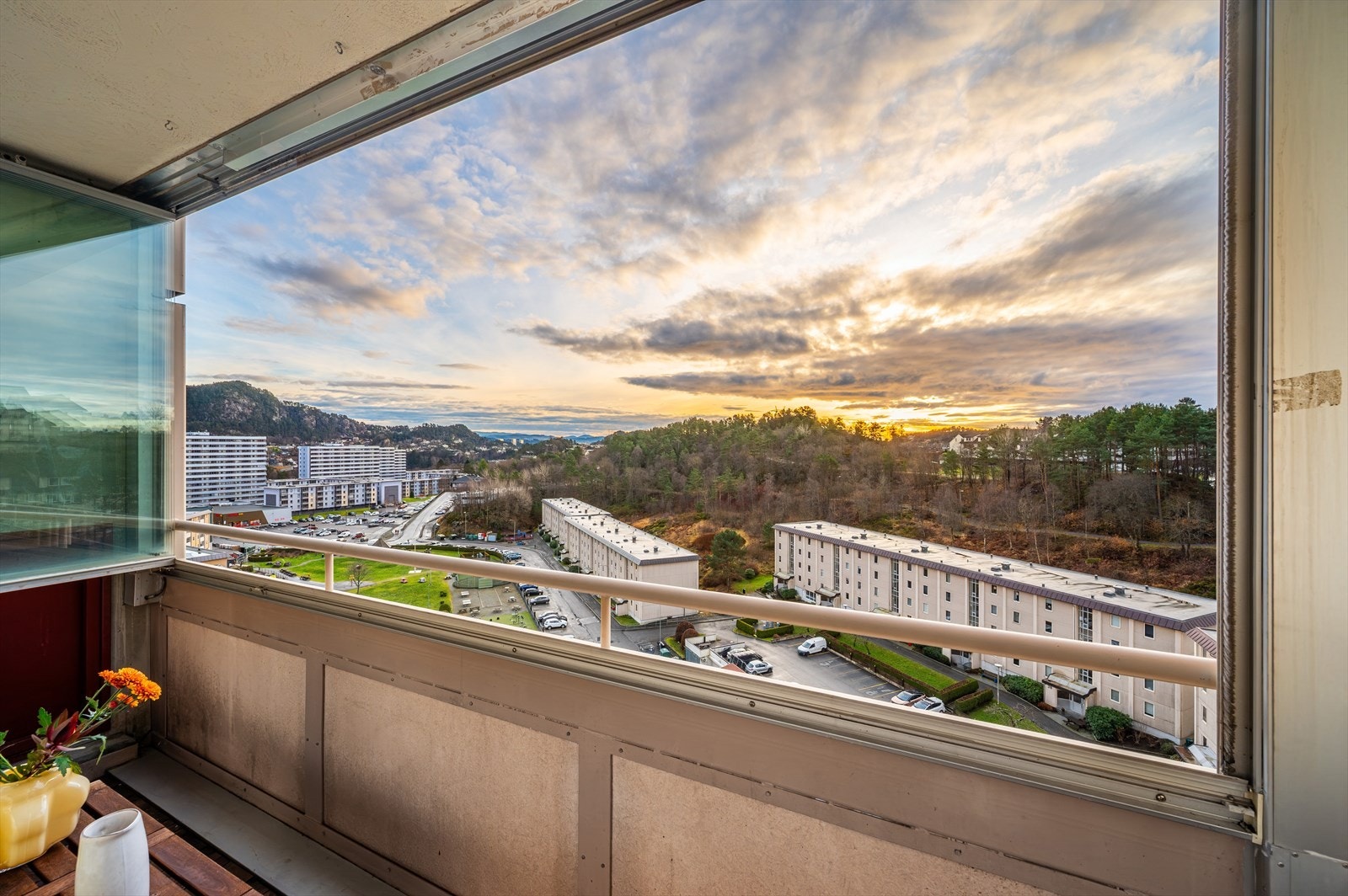 Leiligheten ligger i byggets 12. etasje og har fin utsikt! Galleribilde