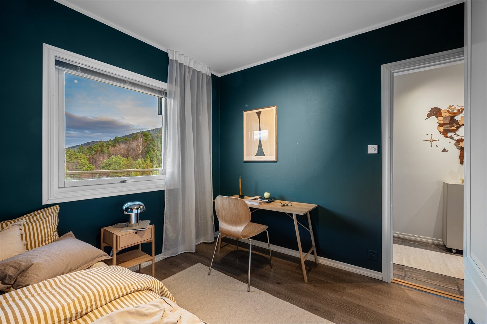 Plass til seng og garderobeskap. Galleribilde