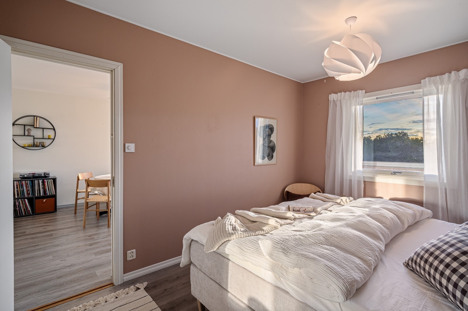 Plass til dobbeltseng og garderobeskap. Galleribilde