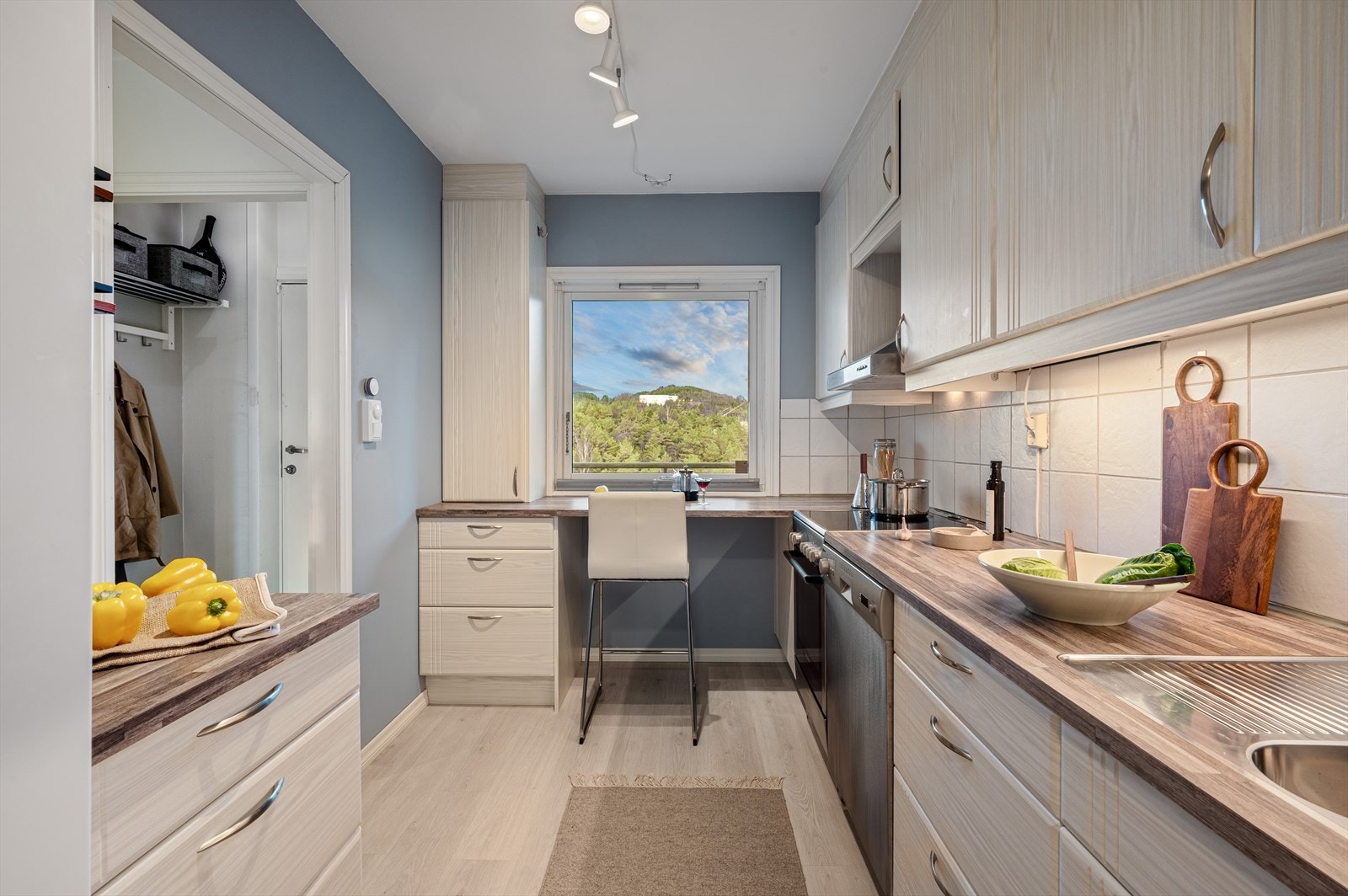 Hvitevarer på kjøkken medfølger utenom kjøleskap. Galleribilde