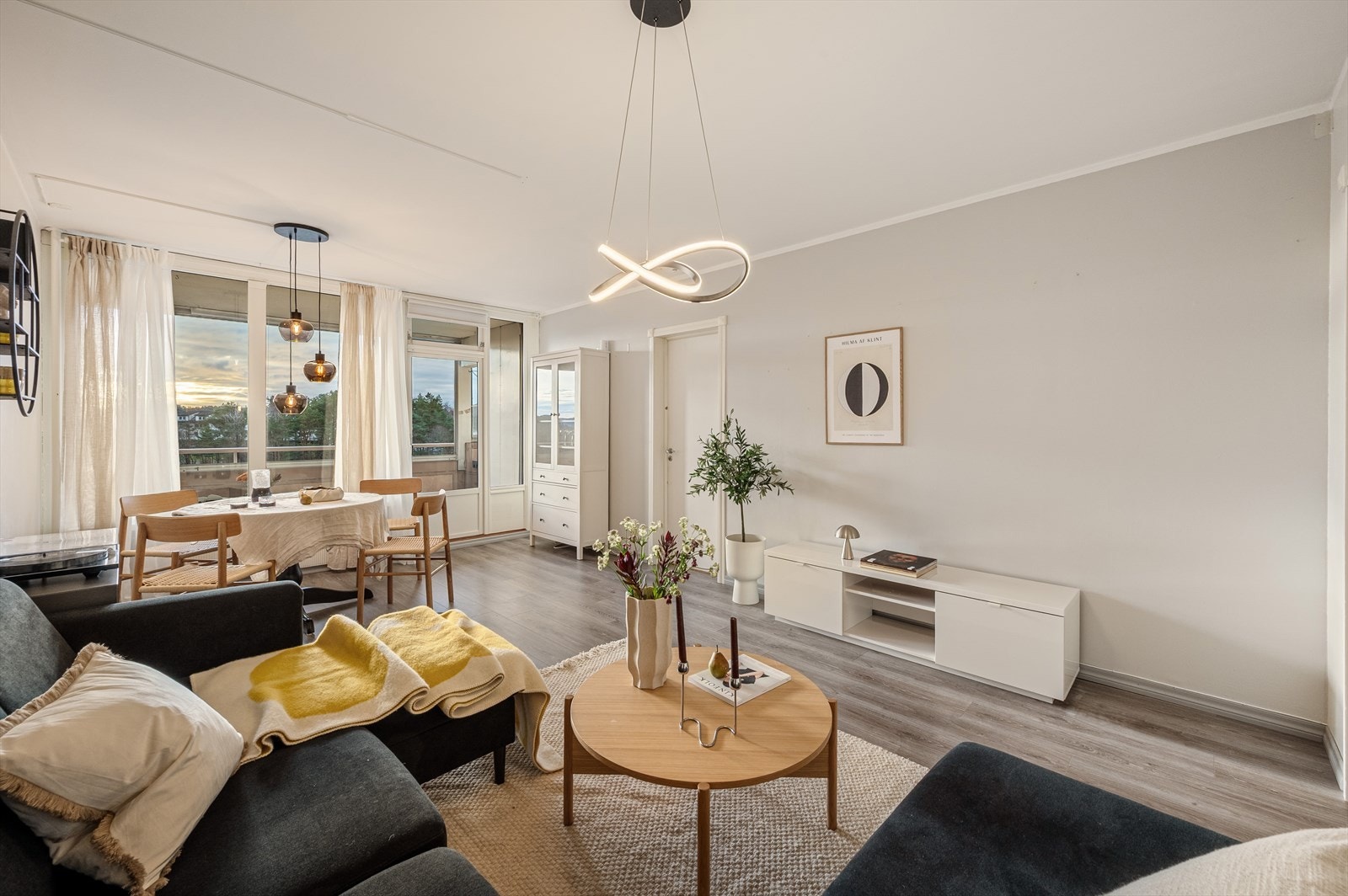 Gode møbleringsmuligheter i stue. Galleribilde