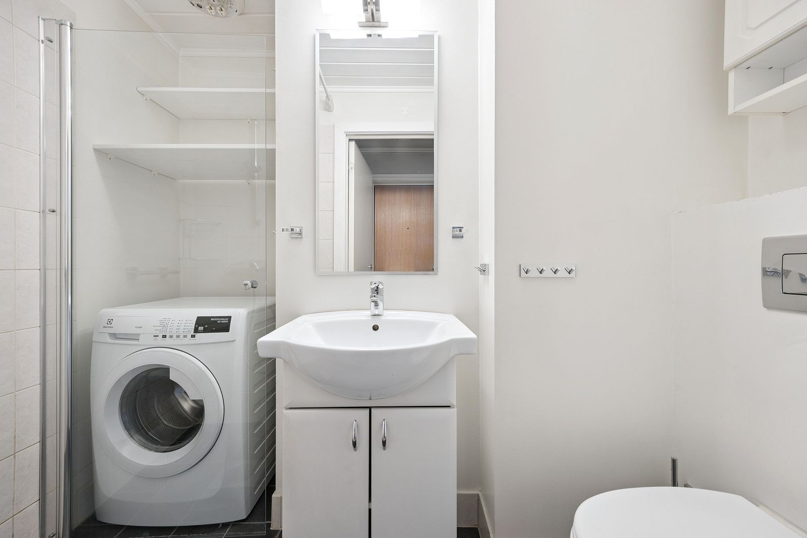 Bad med dusjhjørne og vaskemaksin Galleribilde