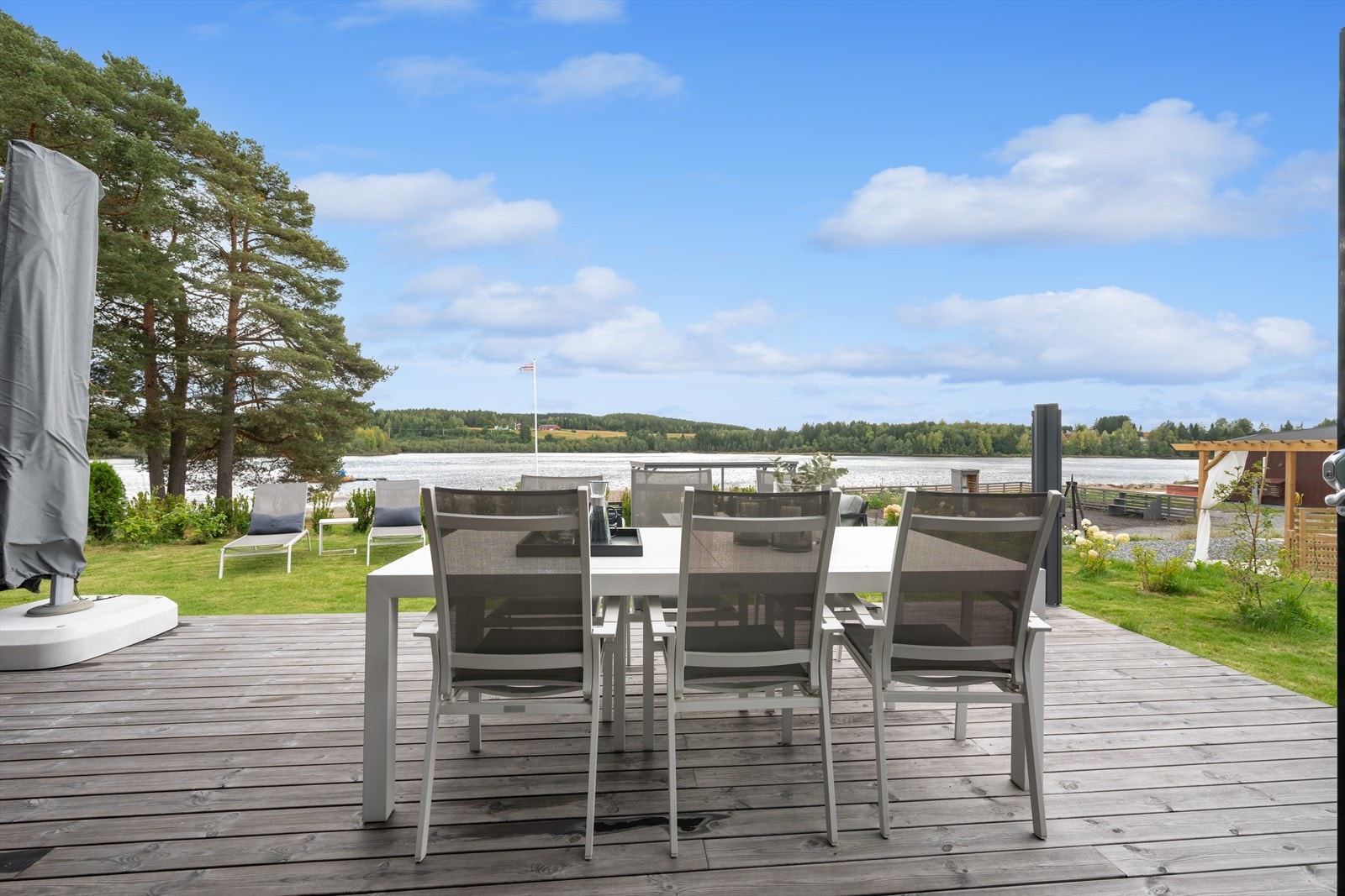 Uteområdet er pent opparbeidet med blant annet markterrasse, plenareal og diverse beplantning. Galleribilde