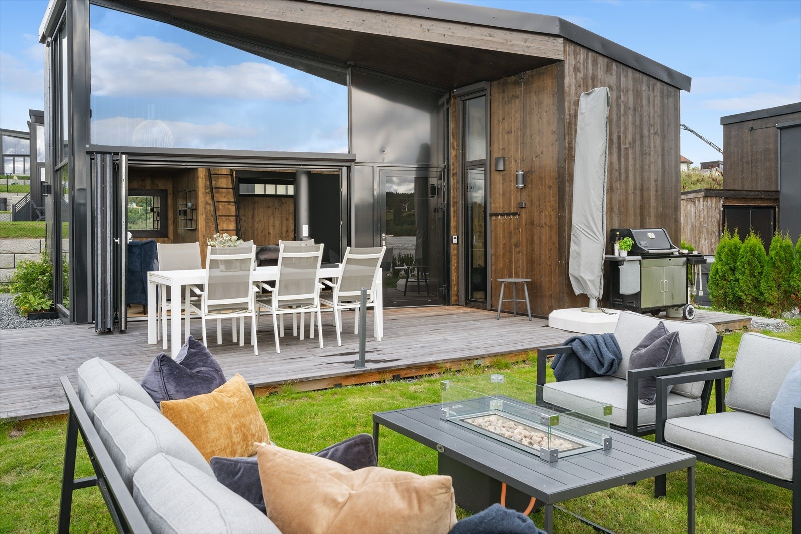 Strandhytta er en moderne og tidløs hyttemodell med en praktisk og arealeffektiv planløsning. Vinduene har praktisk solskjerming med screens og varmepumpe som gir en behagelig temperatur i hytta på varme sommerdager. Galleribilde