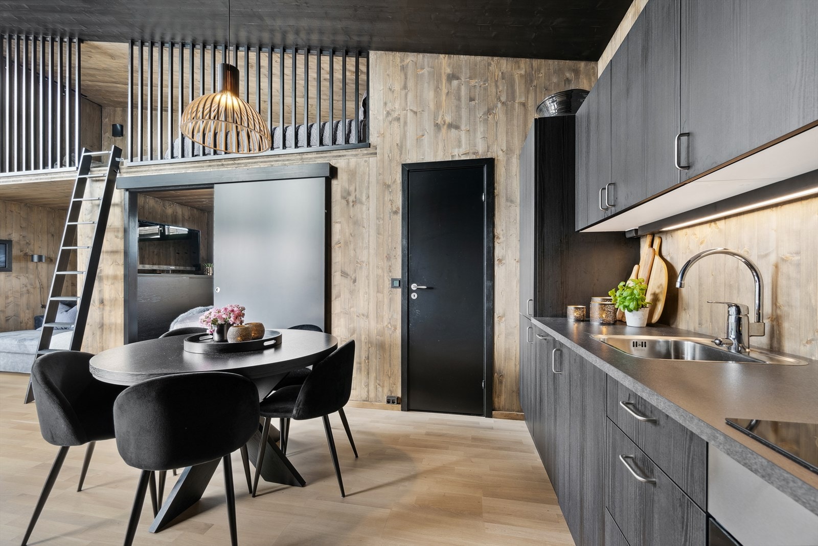 Stuen har god plass til både spisegruppe og sofainnredning. Galleribilde