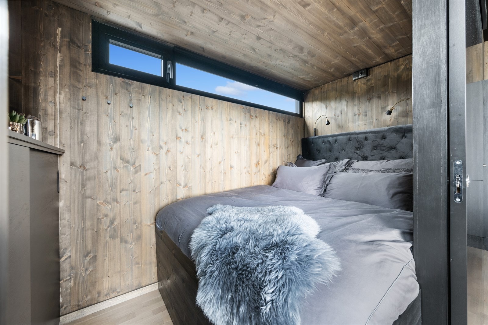 Soverommene har pene plassbygde senger samt plass for smarte oppbevaringsløsninger. Galleribilde