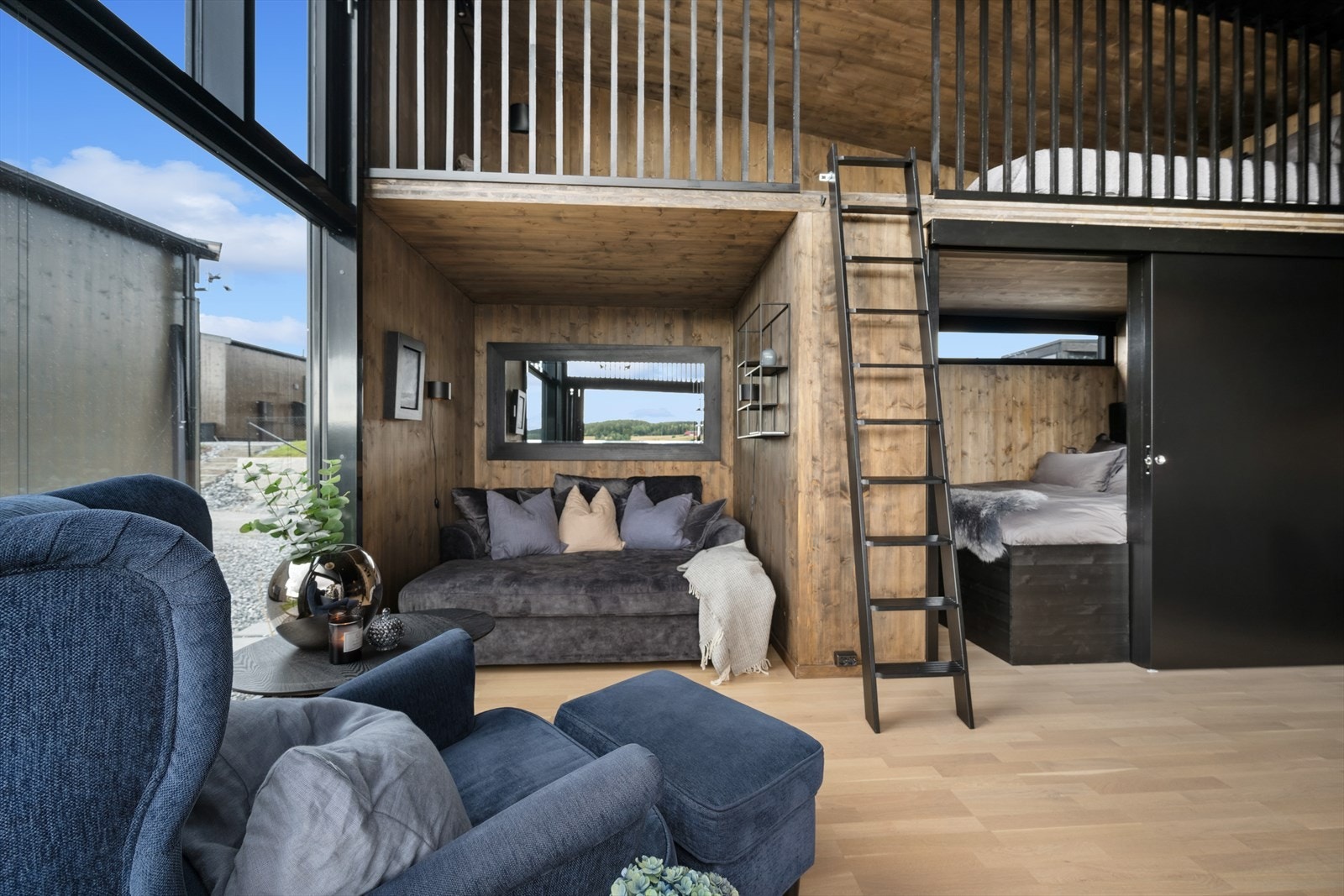 Oppholdsrommet har gjennomgående sorte detaljer og er enkelt å møblere. Galleribilde