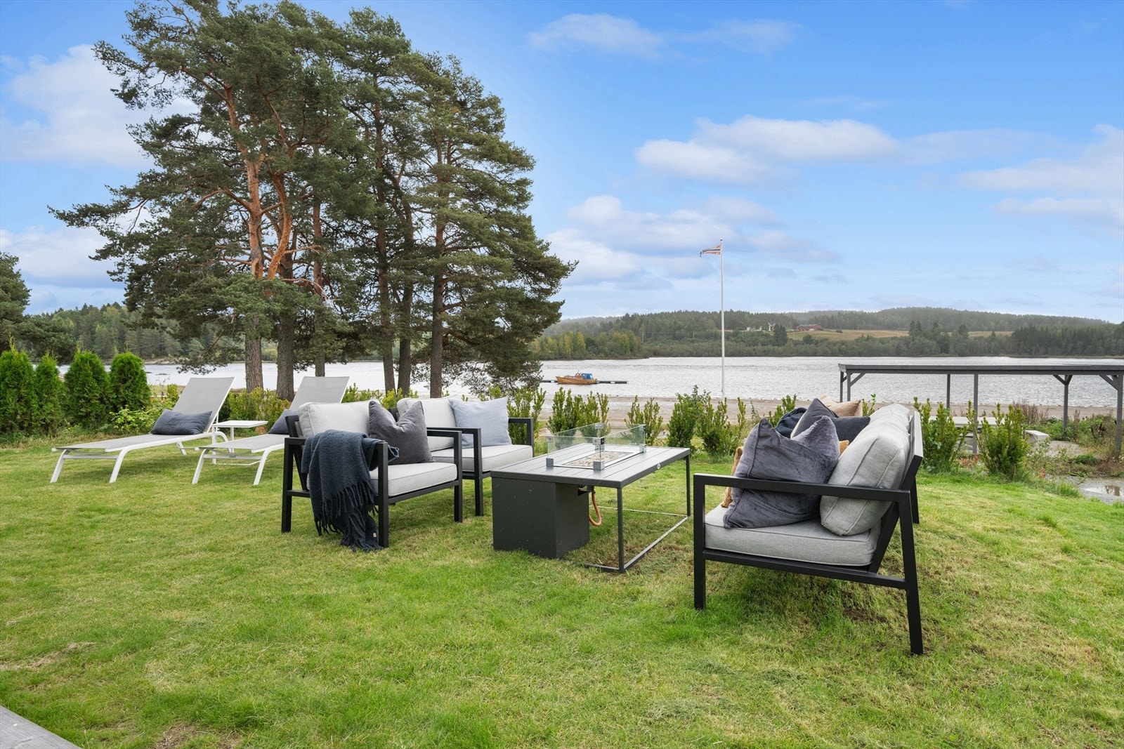 Det er lagt plen og plantet omkransende hekk rundt tomten. Galleribilde