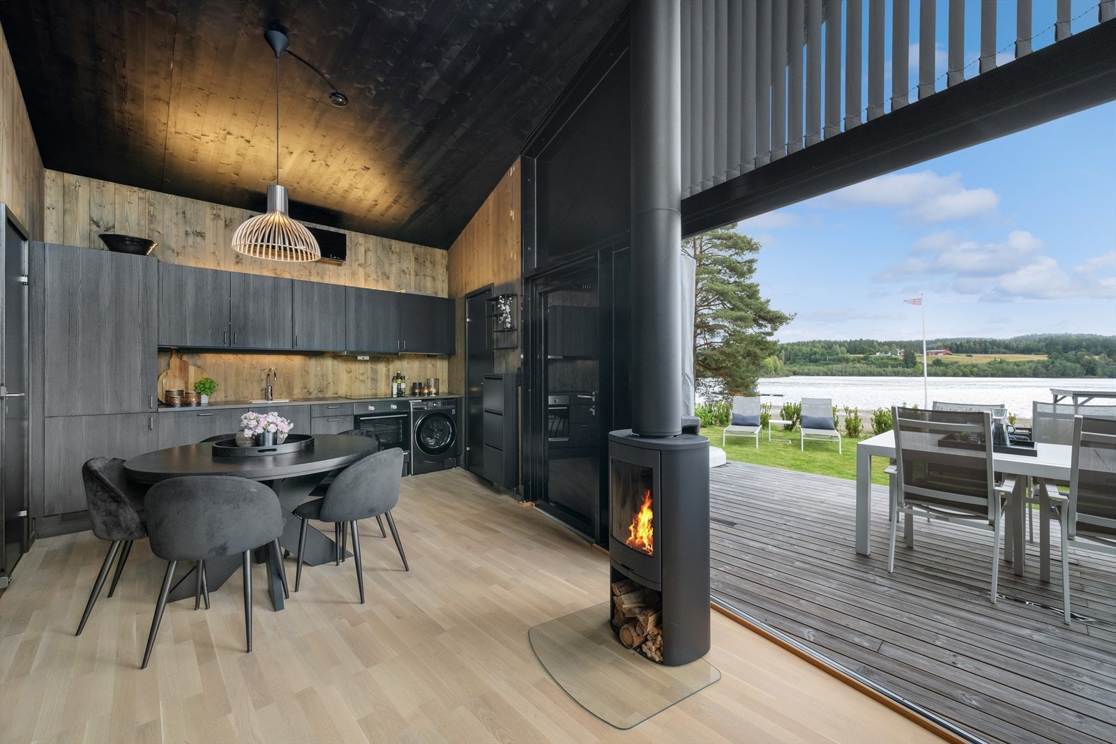 Stuen ligger i åpen løsning til hyttas kjøkken og fremstår åpen og luftig. Hytta har både peisovn og varmepumpe som varmekilder i tillegg til gulvvarme. Galleribilde