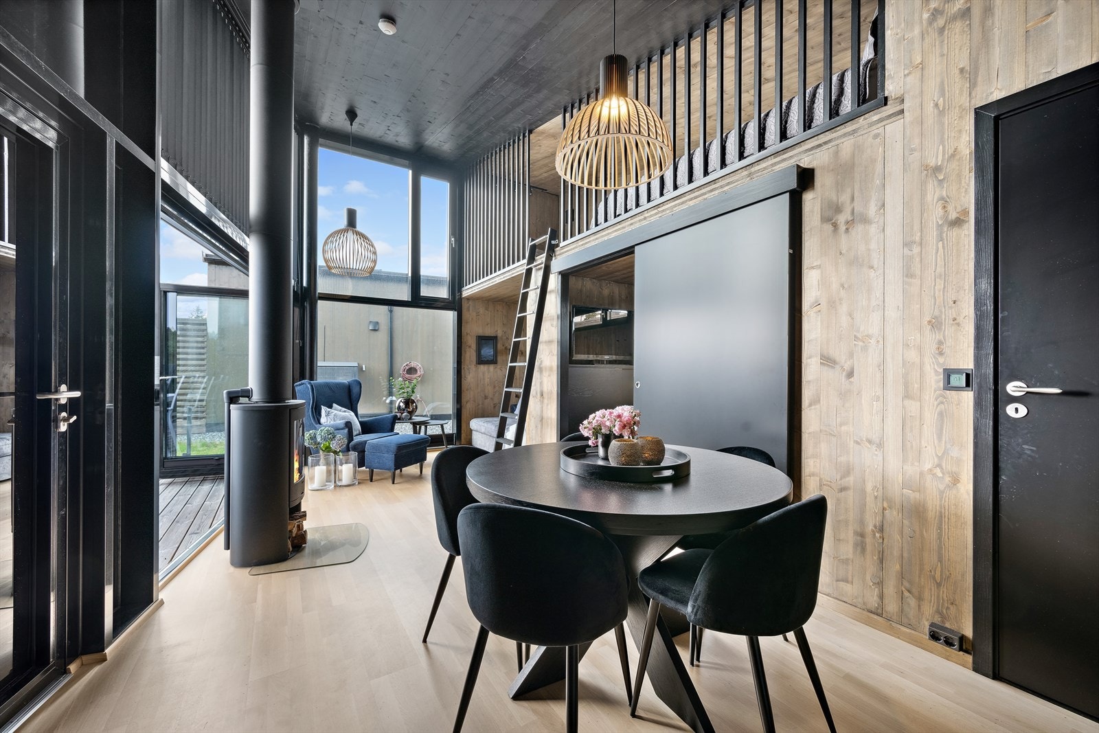 Peisovnen er plassert sentralt i allrommet og gir hytta en god og lun atmosfære. Galleribilde