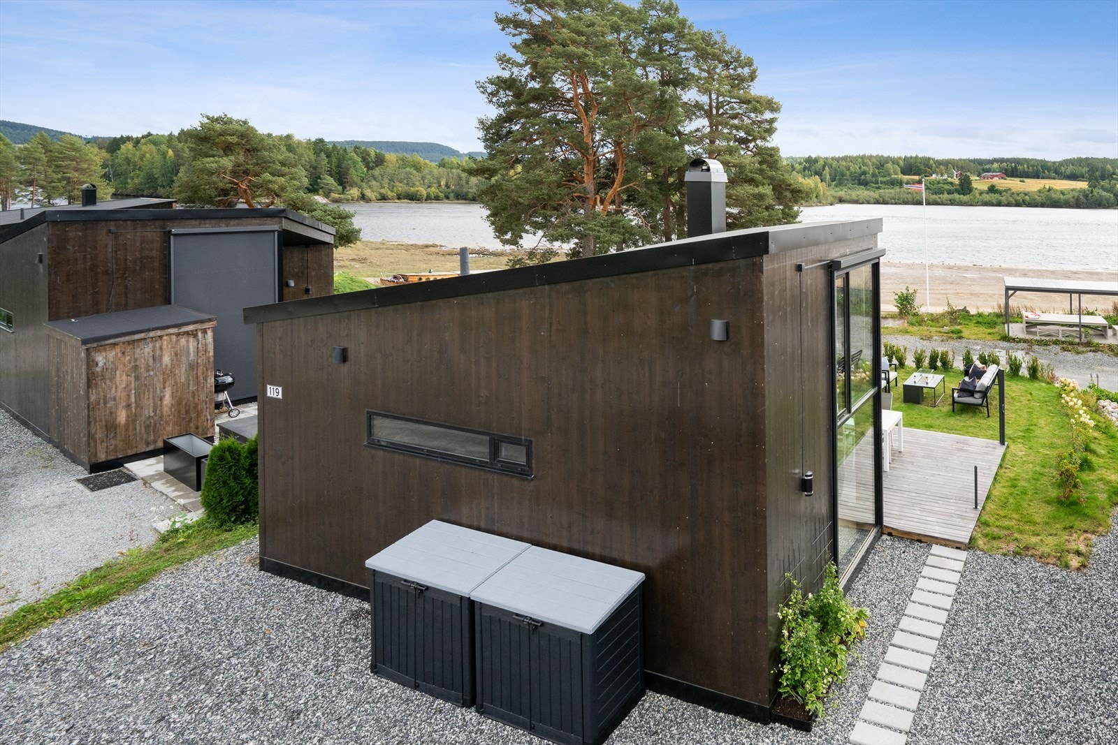 Nyt naturskjønn utsikt til Glomma med unik beliggenhet i Nes strandhager. Hytta har delvis singlet tomt med praktiske oppbevaringsboder på baksiden av hytta. Galleribilde