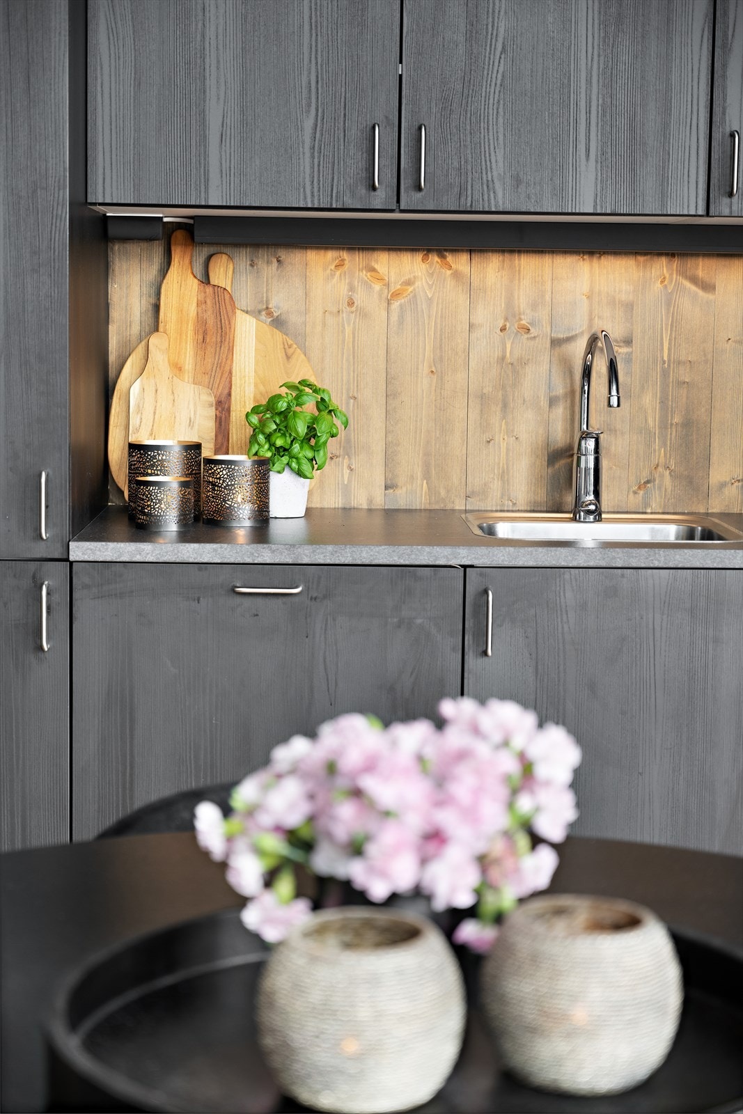 Integrerte hvitevarer og laminat benkeplate. Det er gjort plass til både vaskemaskin og oppvaskmaskin på kjøkkenet. Galleribilde