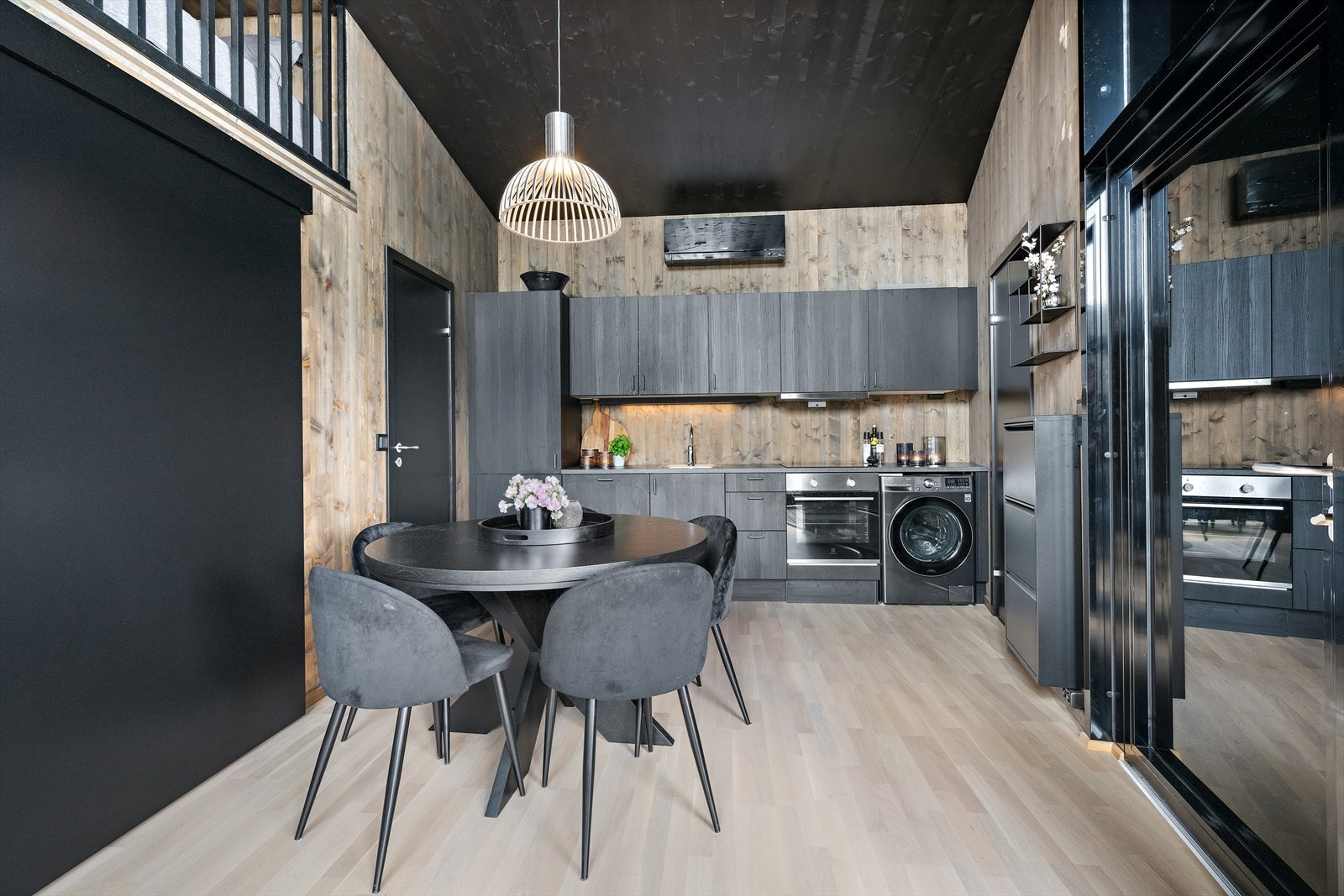 Sort innredning skaper en fin kontrast til lasurbeiset veggflater og lyse gulv. Galleribilde