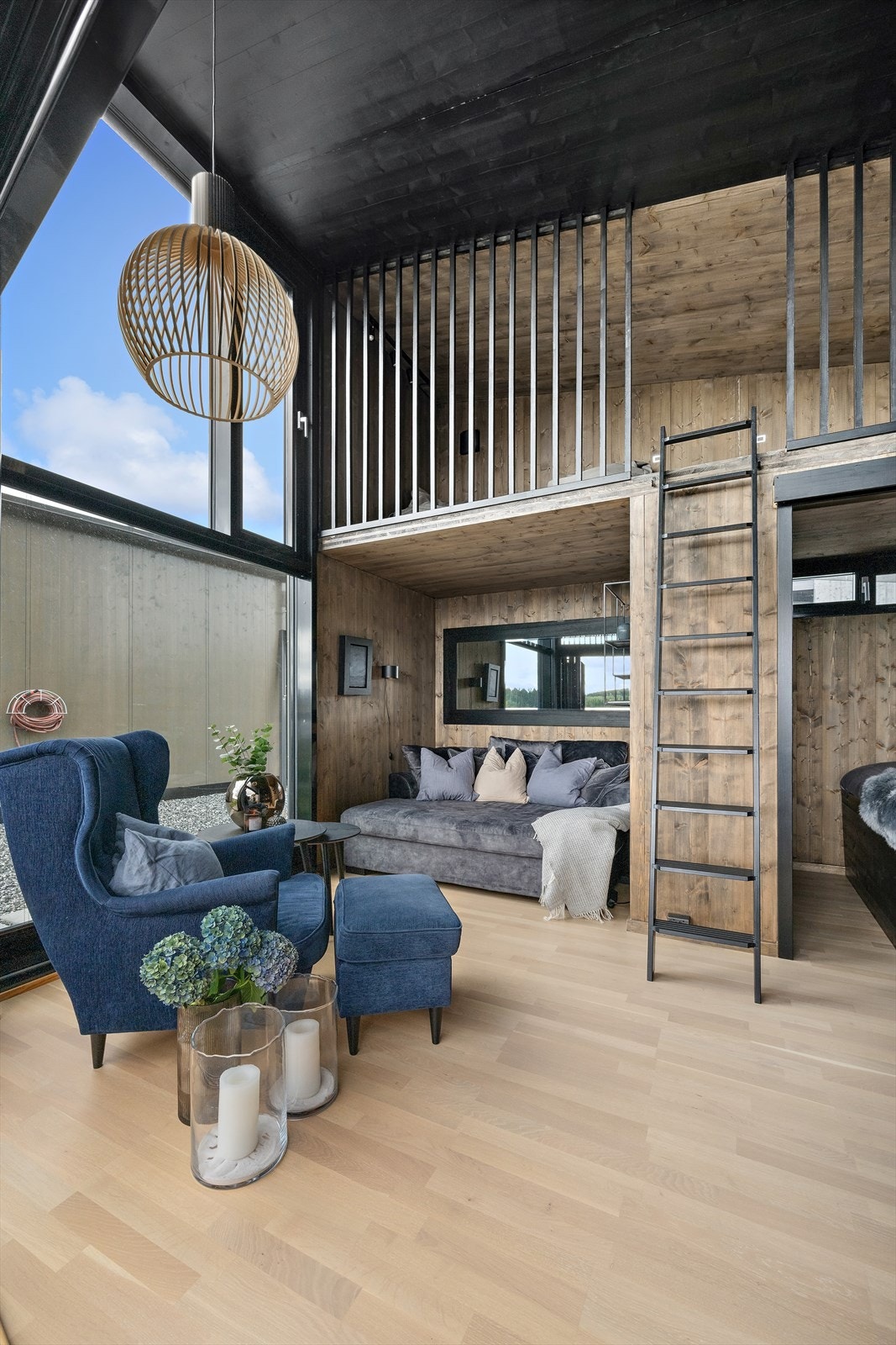 Gjennomgående sorte, moderne detaljer gir hytta en særdeles gjennomført stil. Galleribilde