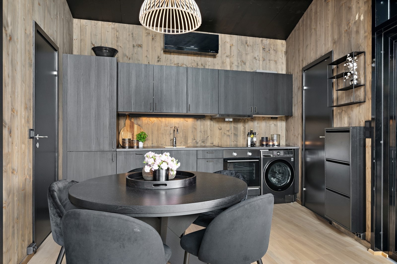 Flott HTH kjøkken med moderne sort innredning. Galleribilde