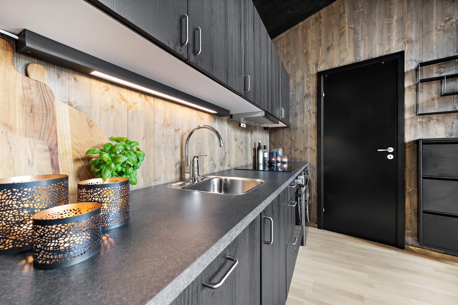 Kjøkkenet har integrert kjøl/frys, oppvaskmaskin, ovn og induksjonstopp, samt opplegg for vaskemaskin. Galleribilde