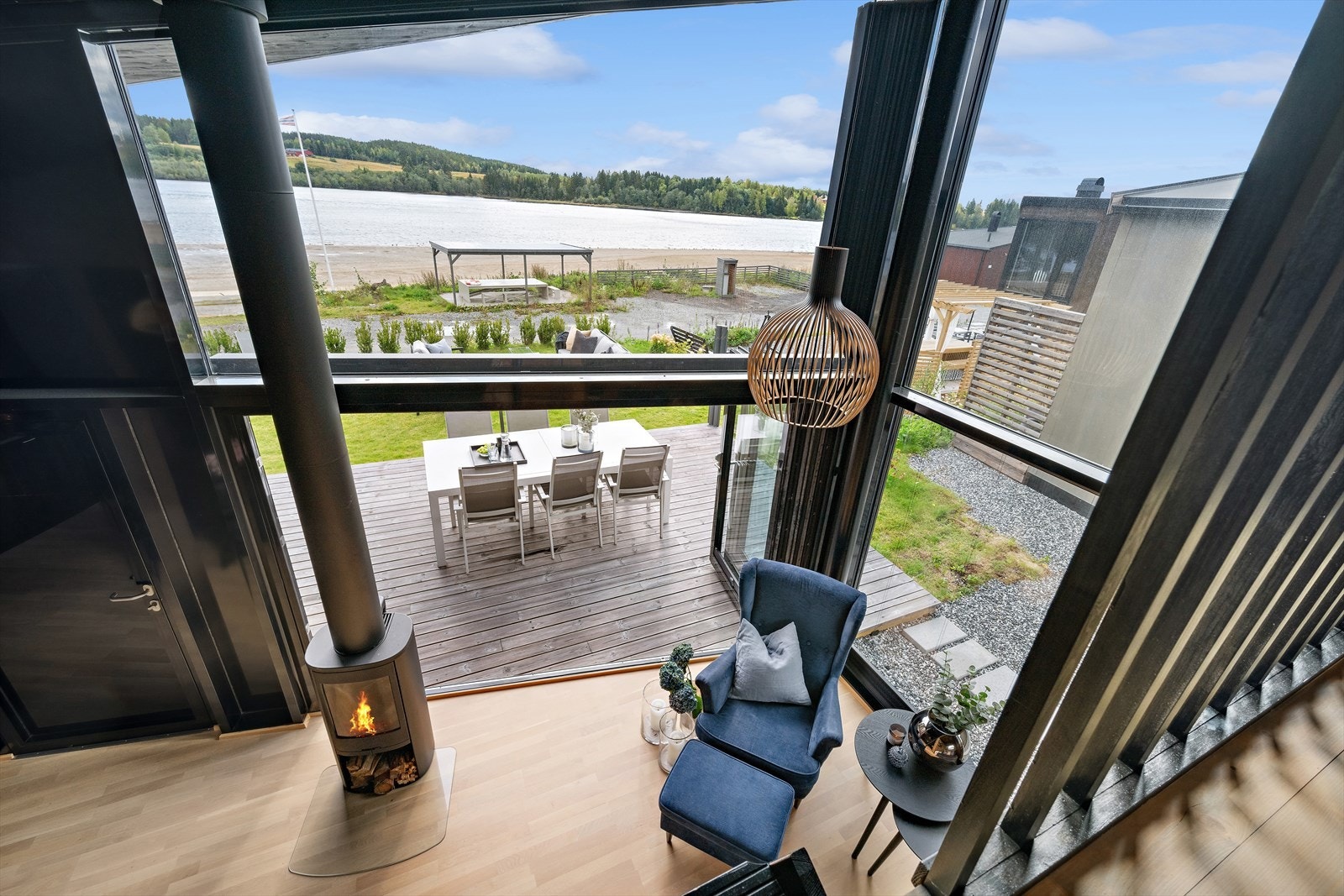 På det høyeste har oppholdsrommet 4 meter takhøyde. Fra hytta kan man fint spankulere barbeint ned til stranda på varme sommerdager. Galleribilde