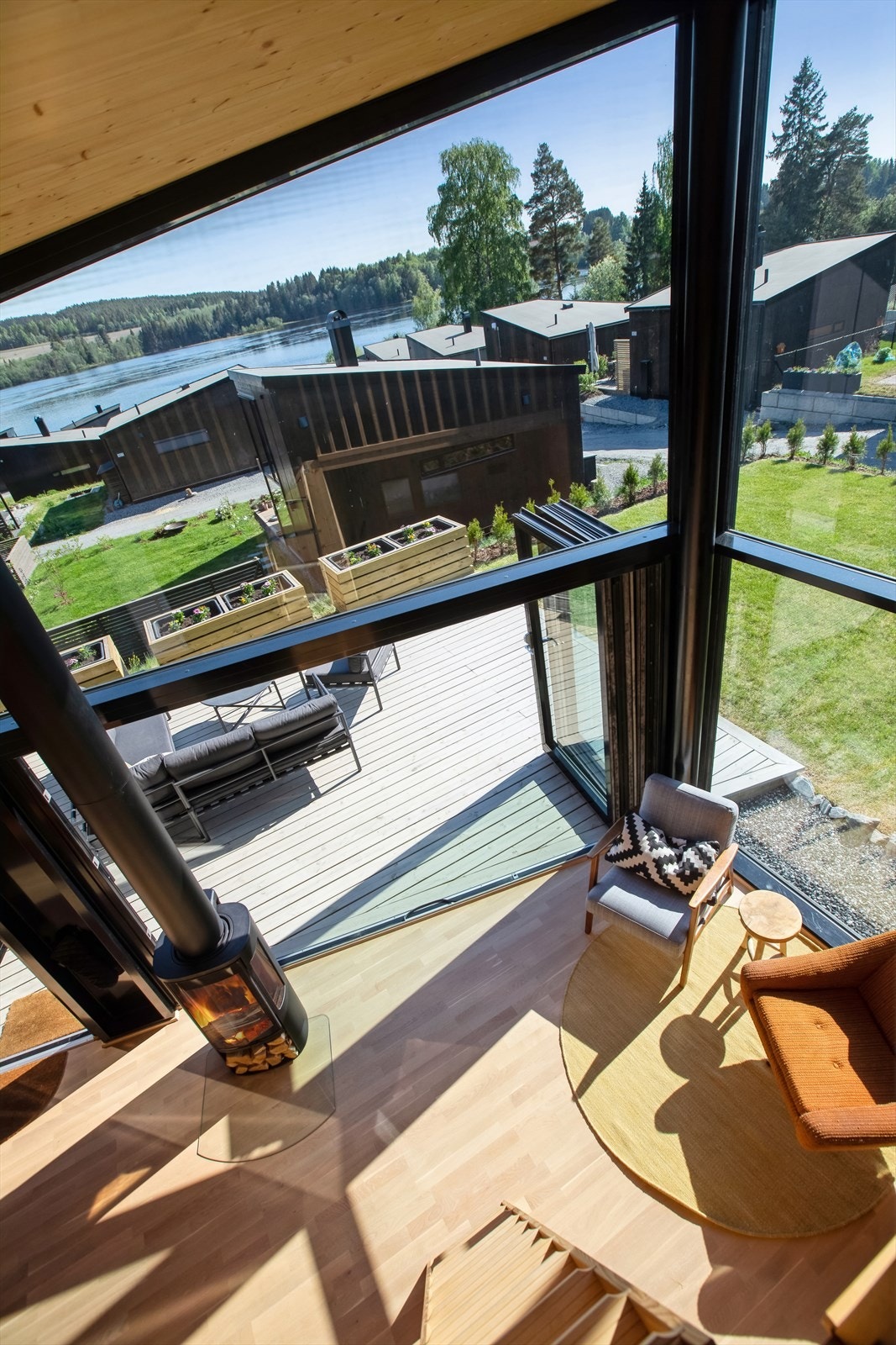 Moderne arkitektur i kombinasjon med naturskjønne omgivelser gjør hyttedrømmen til virkelighet! Galleribilde