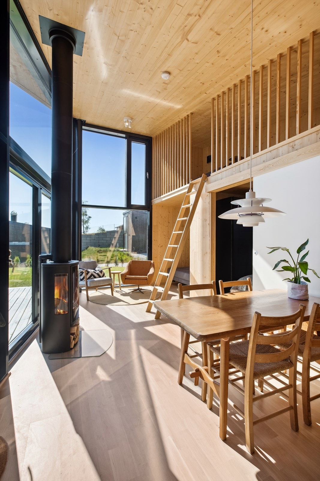 Legg merke til den generøse takhøyden som gjør at hytta virker betydelig større enn sine 35 kvm. Galleribilde