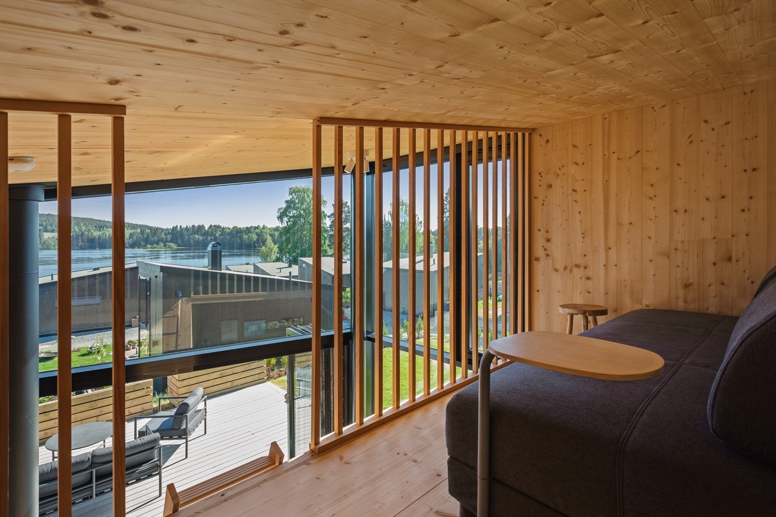 Utsikt til Glomma fra hemsen. Her har man rom for ekstra sengeplasser når man er mange på hytta. Galleribilde