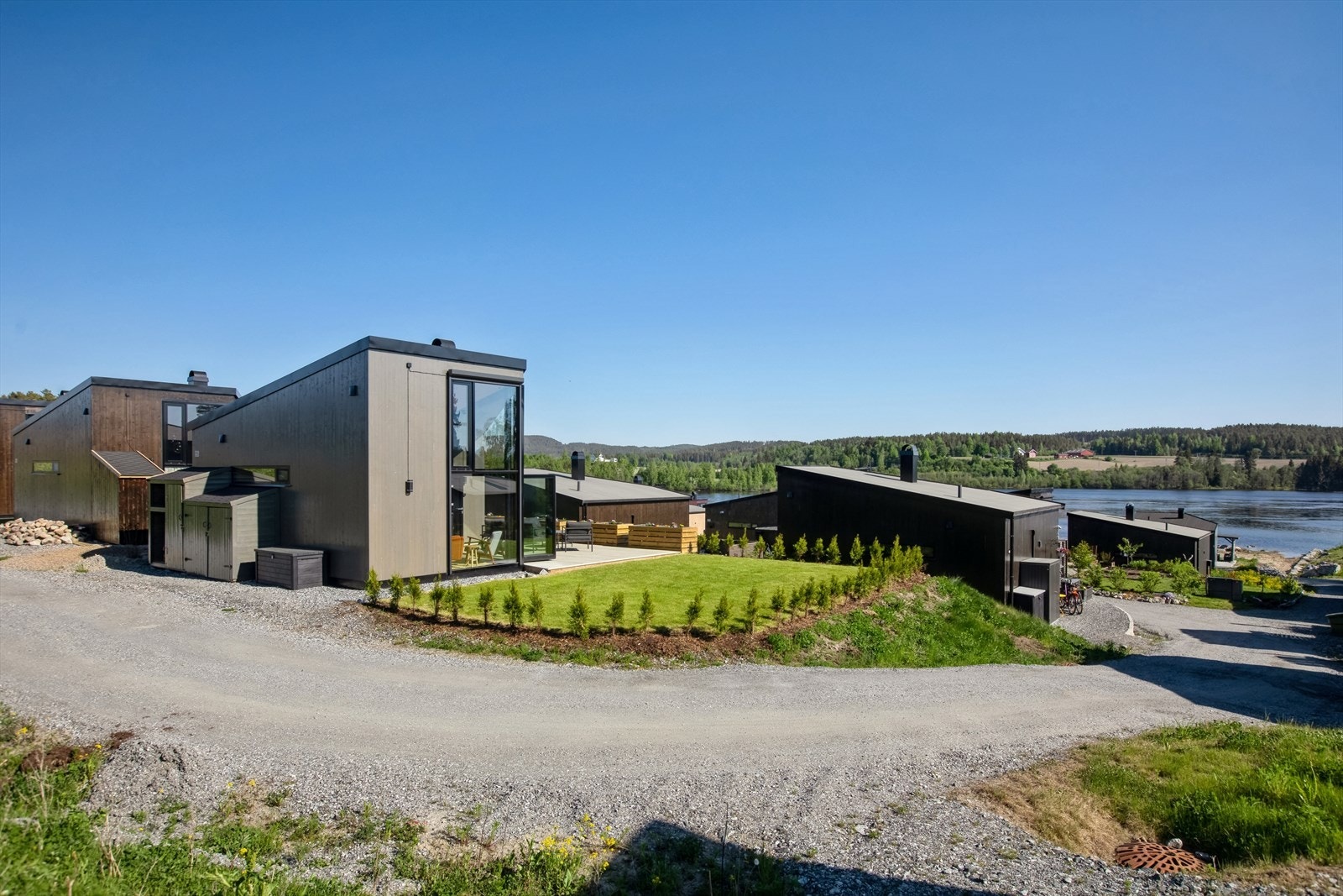 Det er montert El-solscreens på vinduet på kortsiden av hytta samt flere redskapsboder i bakkant av hytta. Romslig plenareal som gir boltreplass for barna. Galleribilde