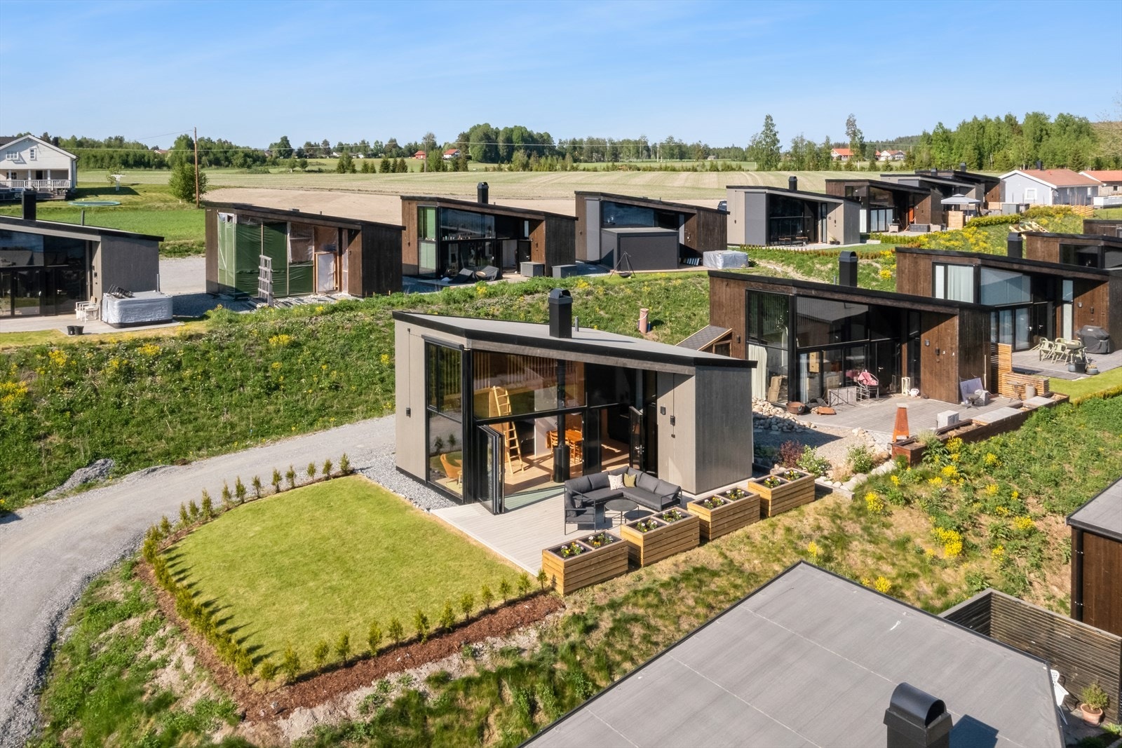 Aktiv Eiendomsmegling ved Nicklas Wathne har gleden av å presentere Daskerudvegen 59 - En moderne strandhytte på hjørnetomt i Nes strandhager. Hytta vil påkostes med ny kledning og isolering ila. sommer 2025. Galleribilde