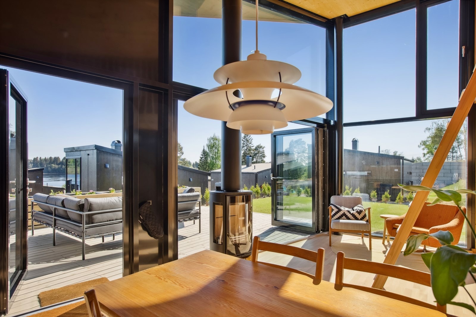 Stuen ligger i åpen løsning til hyttas kjøkken. Hytta har gulvvarme i stue/kjøkken og baderom, samt varmepumpe og peisovn i stue/kjøkken. Galleribilde