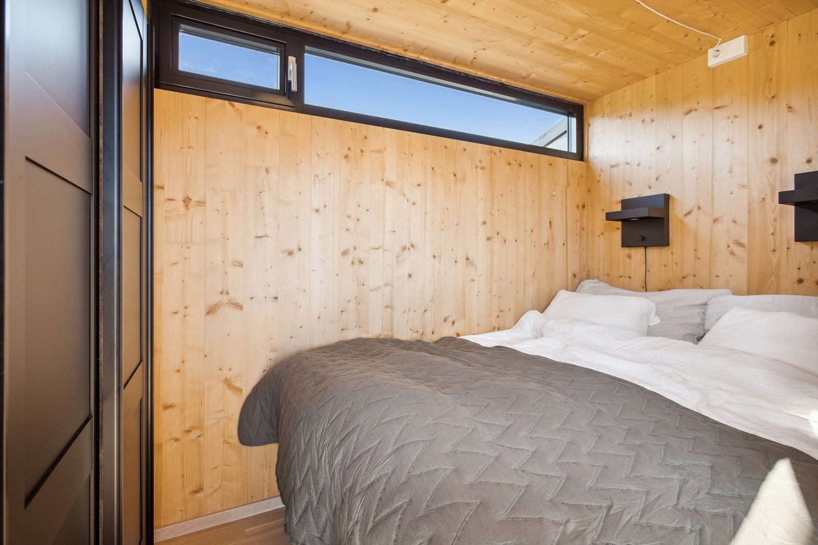 Hytta består og av 2 soverom. Hovedsoverom har praktisk skyvedørsgarderobe og plass til dobbeltseng med oppbevaringsløsninger under senga. Galleribilde