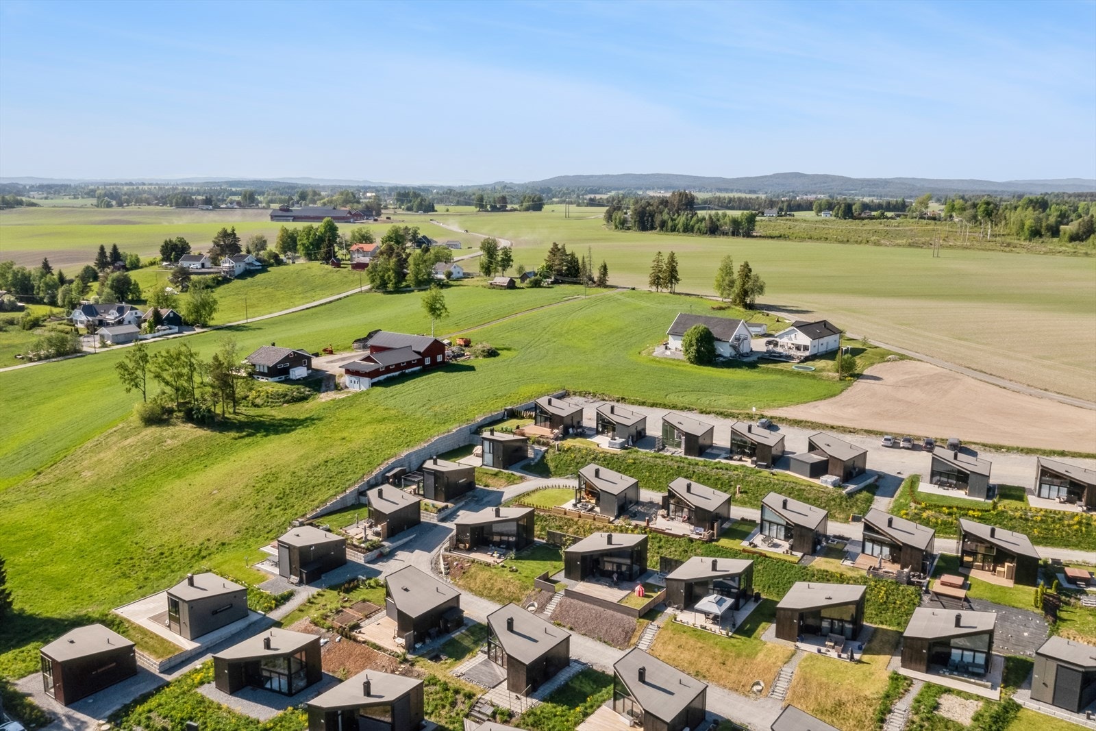 Daskerudvegen 59 har god intern beliggenhet på Nes strandhager. Kort vei til felles parkeringsplass i bakkant av bakre rekke. Galleribilde