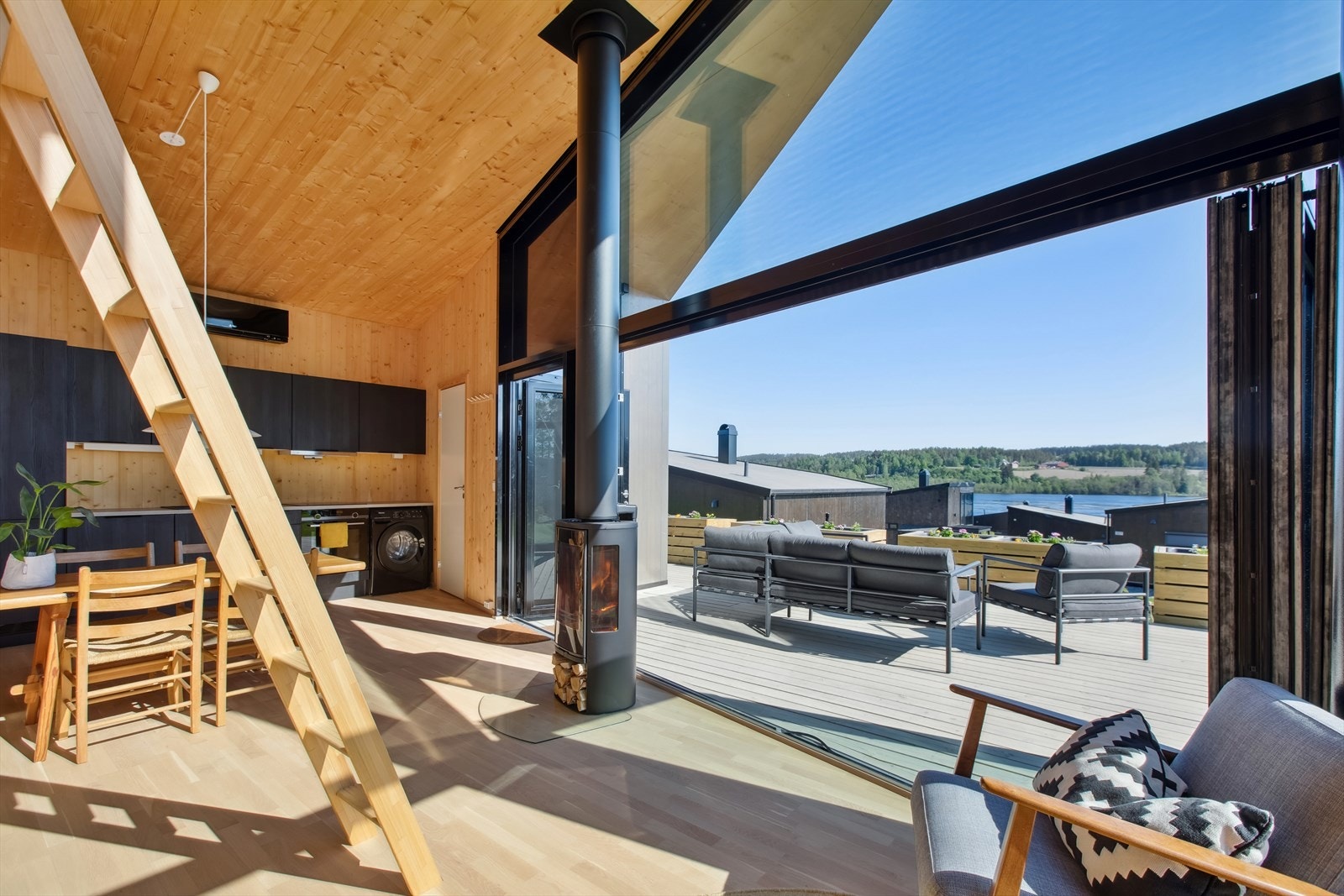 Det har blitt påkostet solscreen på vinduet på kortsiden av hytta for et godt inneklima på varmere dager. Galleribilde