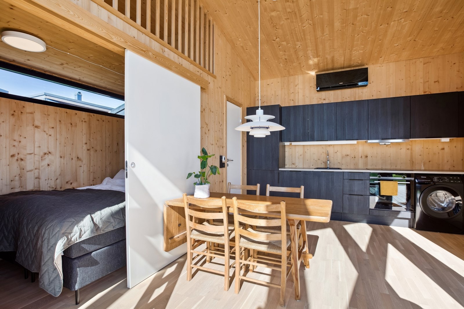 Videre er det laminat benkeplate med nedfelt benkebeslag, integrert kjøl/frys, oppvaskmaskin, stekeovn, induksjonstopp og mekanisk avtrekk fra ventilator. Galleribilde