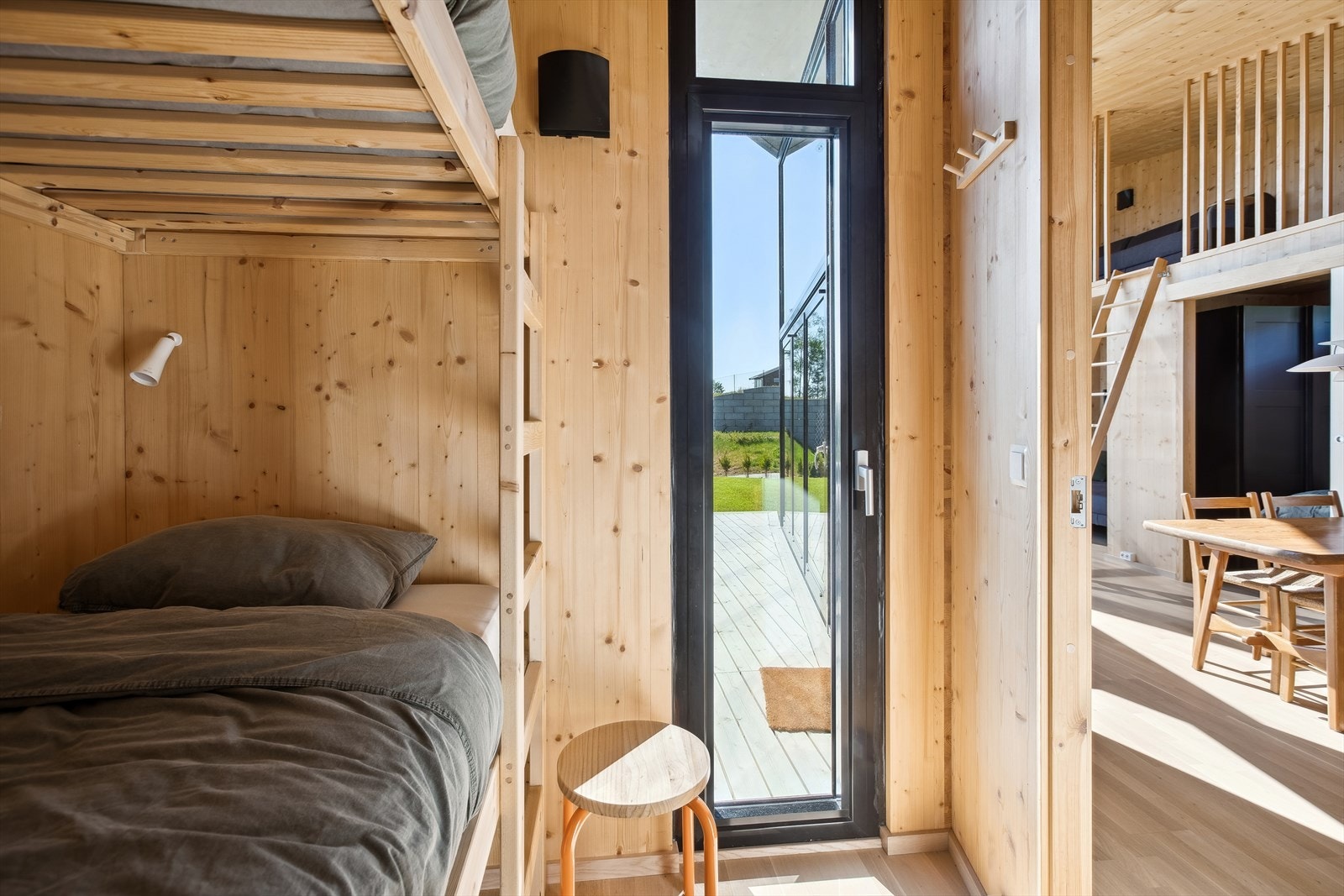 Soverom 2 har vindu/dør som kan åpnes helt opp og benyttes som utgang til terrassen. Galleribilde