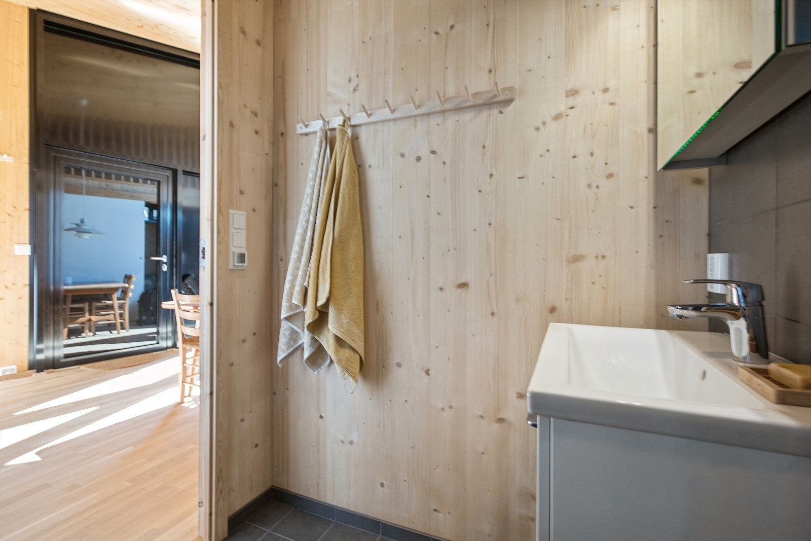 Helservant på skuffeseksjon, speil m/belysning og vegghengt wc. Badet har elektrisk gulvvarme. Galleribilde