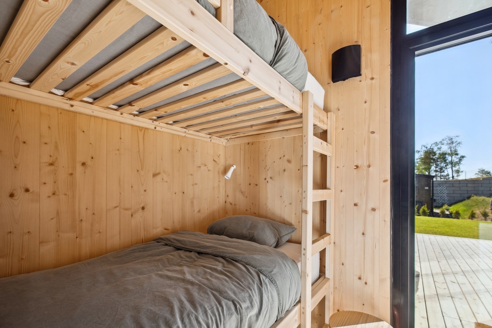 Soverom nr. 2 har plassbygd køyeseng. Galleribilde