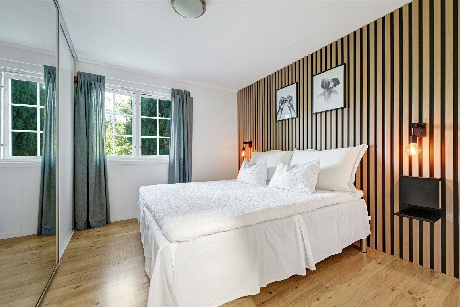 Delikat soverom med god plass til dobbeltseng og tilhørende møblement. Galleribilde