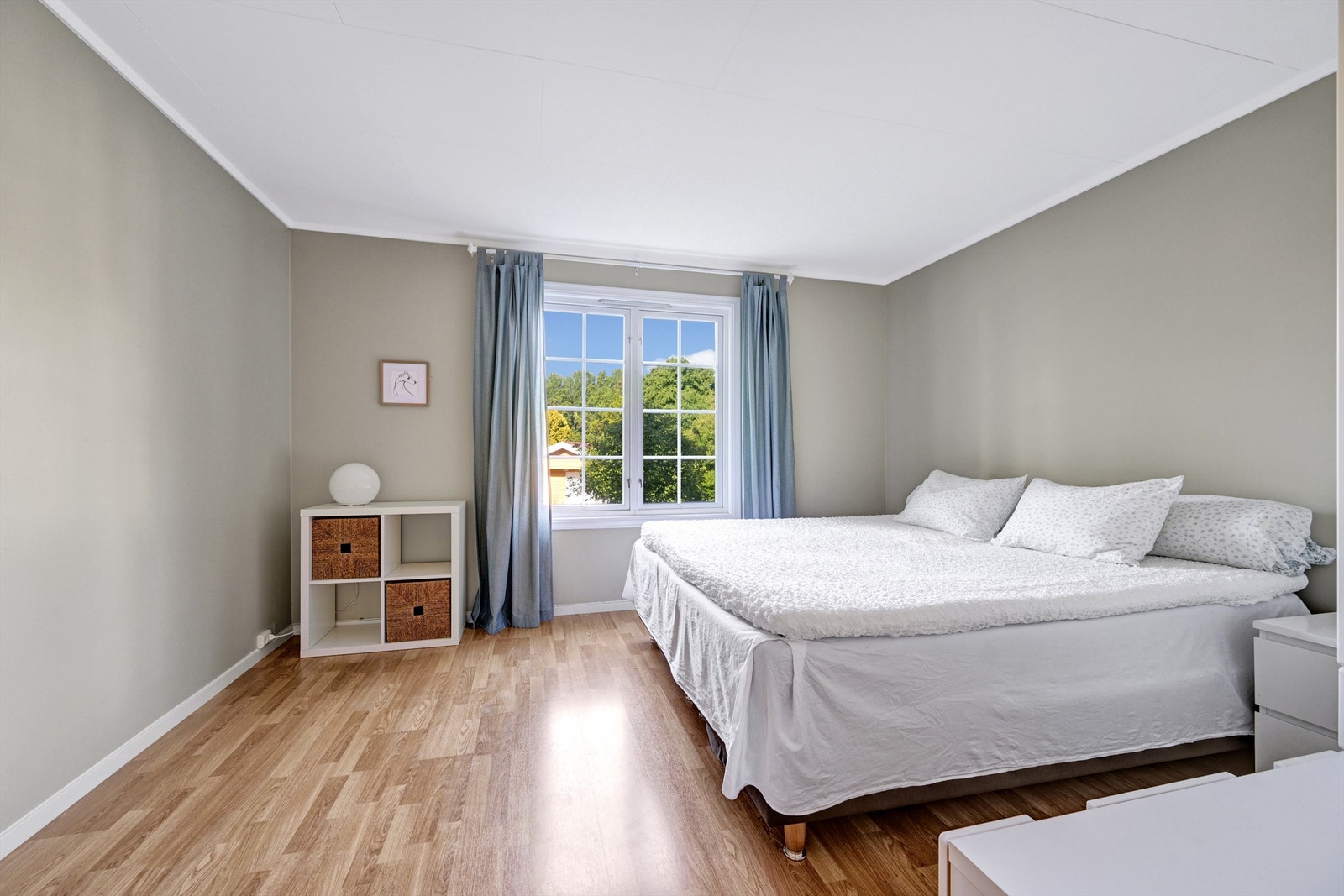 Soverom 2 er av romslig størrelse og har god plass til dobbeltseng og oppbevaringsmøblement samt garderobeskap. Galleribilde