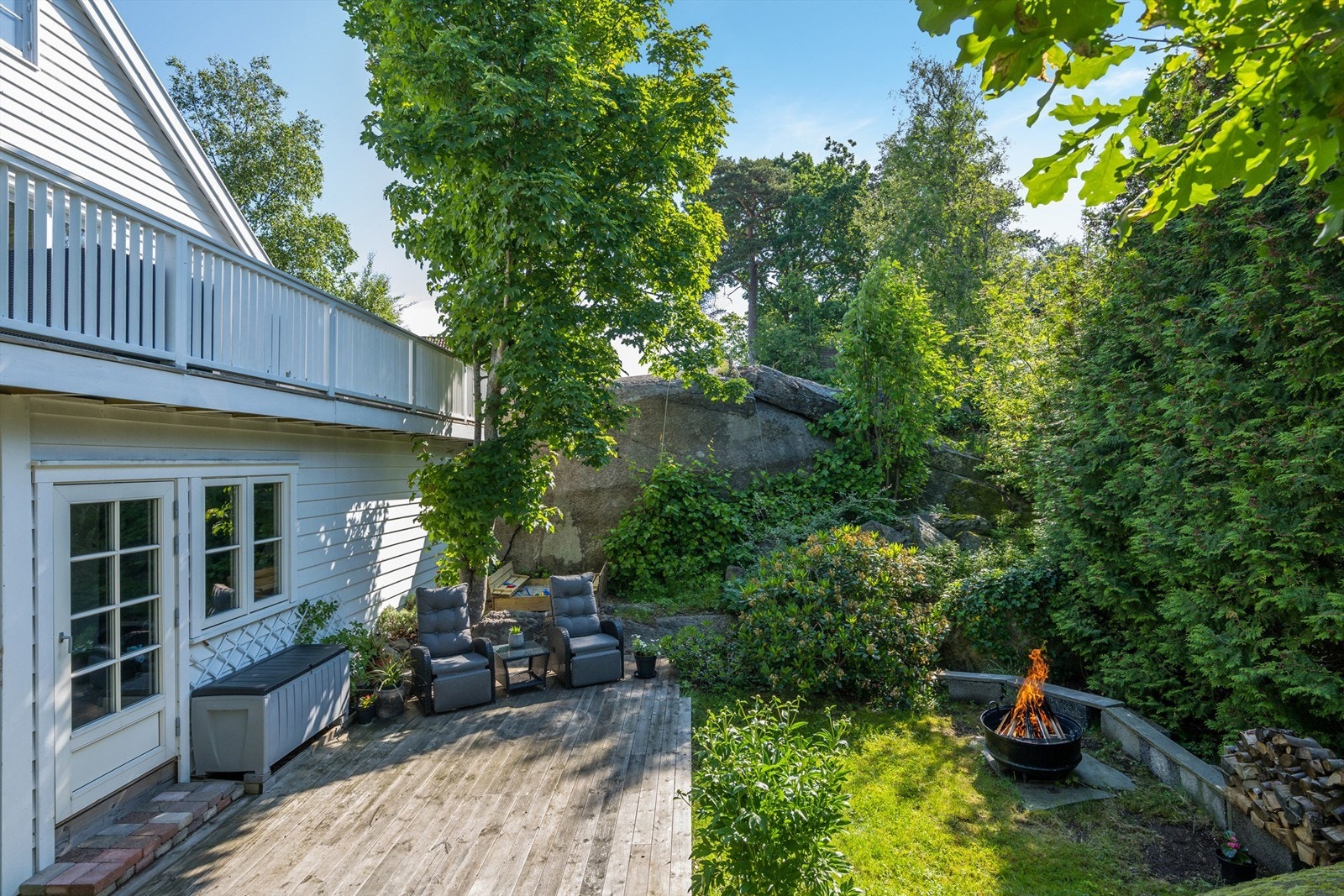Hagen er pent opparbeidet med koselig plenområde, busker, bed og opprinnelig fjell. Galleribilde