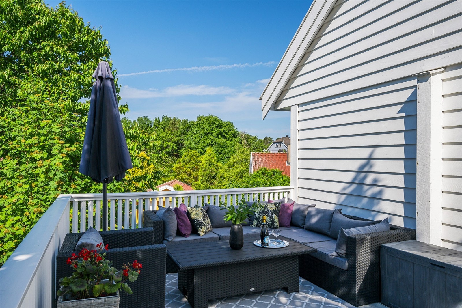 Terrassen har god plass til hagemøbler og grill. Galleribilde