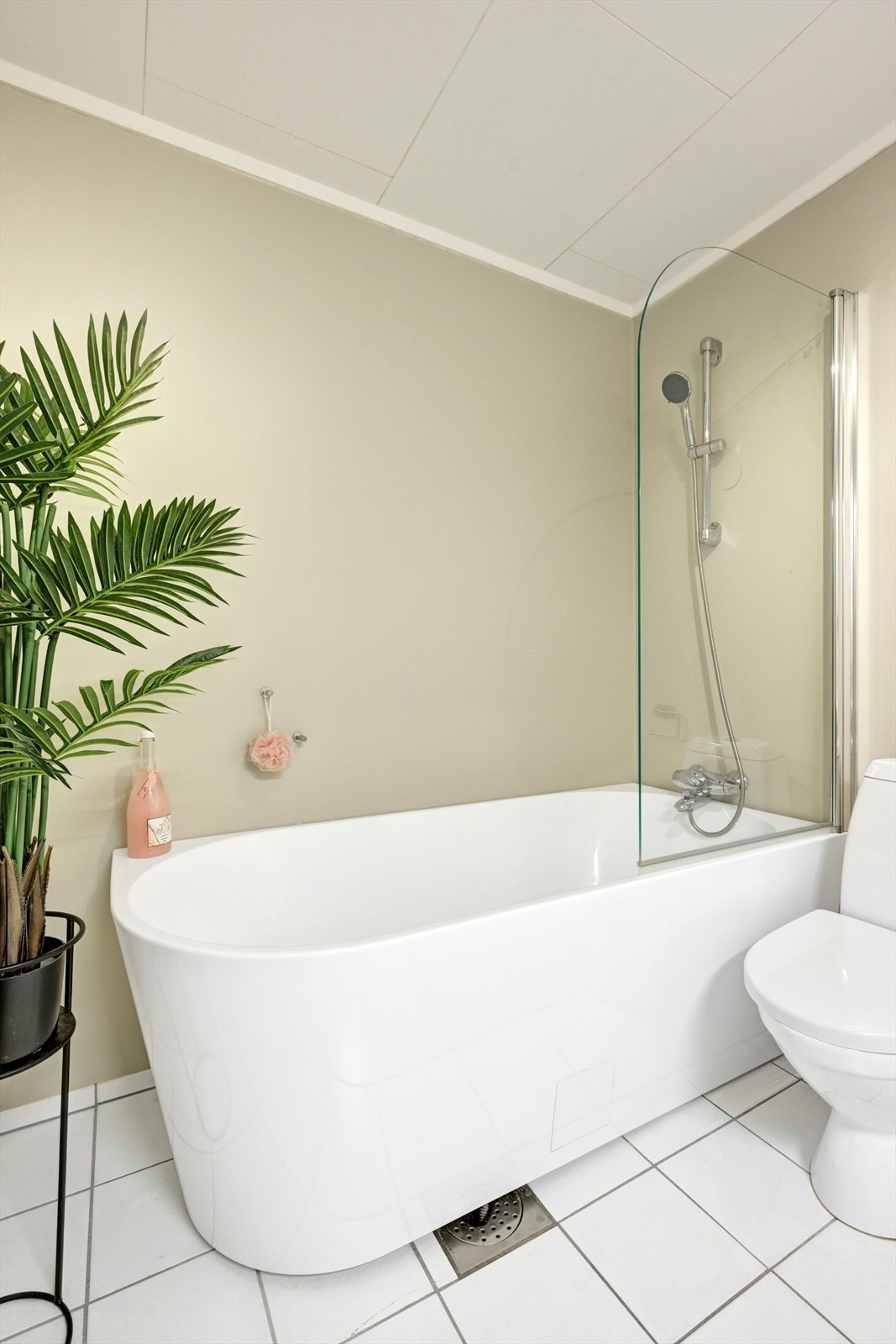 Badekar med glassdusjvegg. Galleribilde