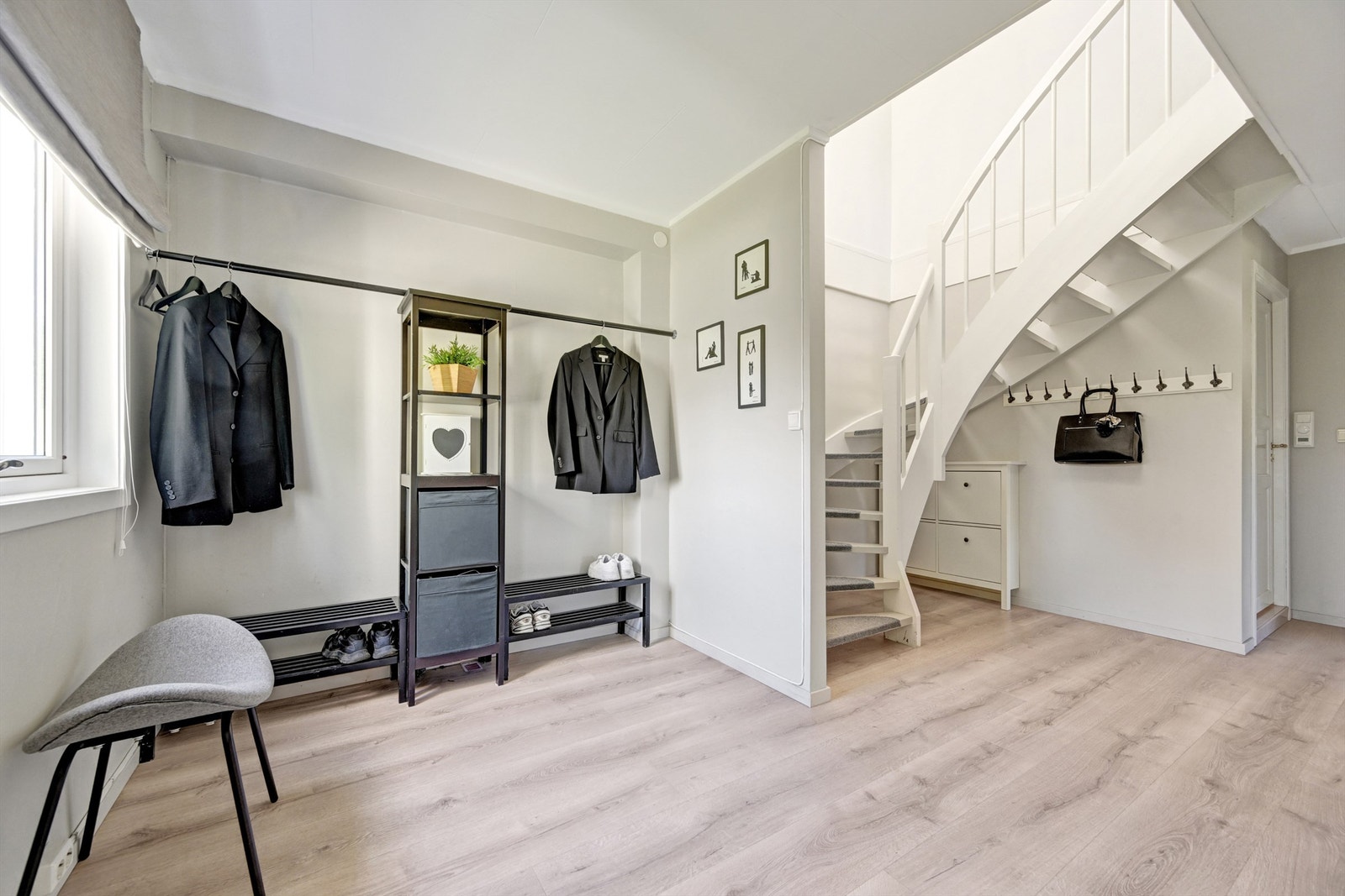 Entréen er lys og luftig og har god plass til oppbevaringsmøblement for yttertøy og sko. Galleribilde