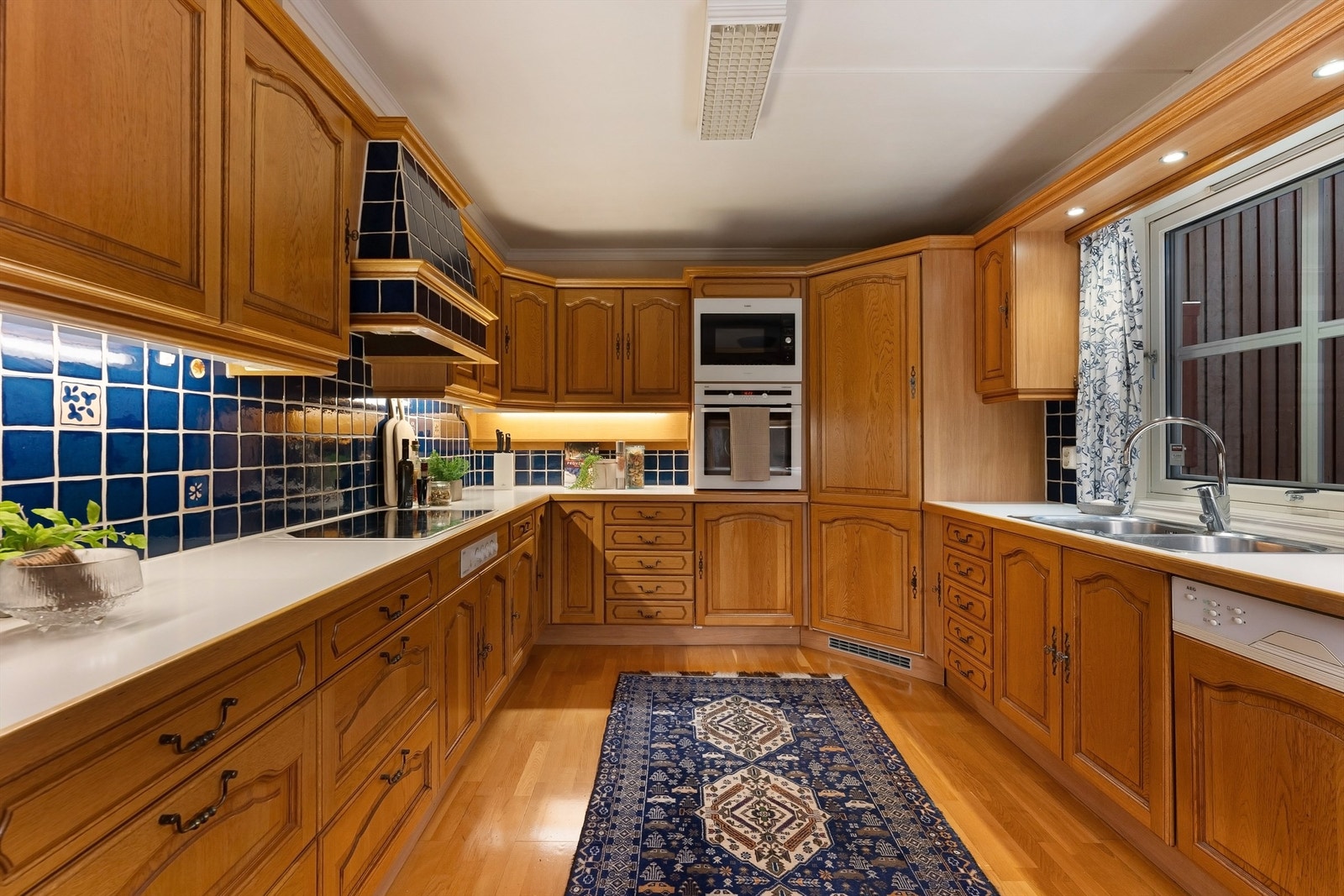 Profilert kjøkkeninnredning med integrerte hvitevarer Galleribilde