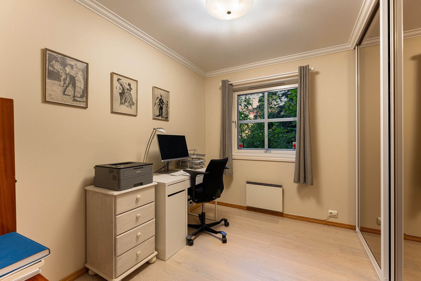 Soverom 2 er innredet med kontorplass og har skyvedørsgarderobe Galleribilde