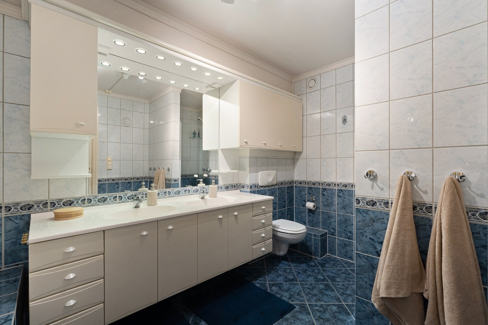 Badet har innfliset badekar og dusjnisje Galleribilde