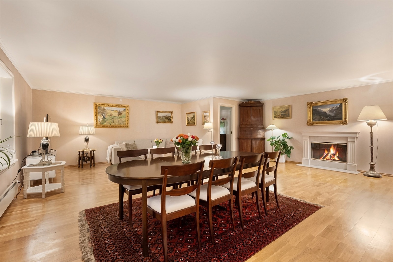 Stue med sofaområde og to spiseplasser Galleribilde