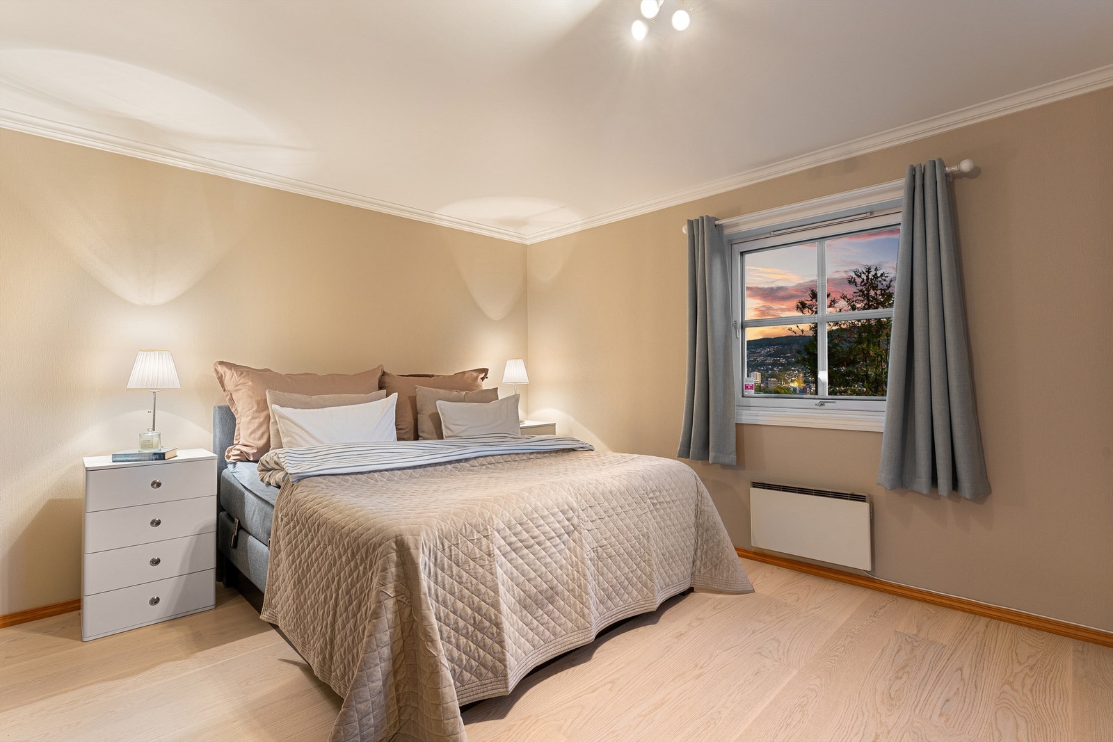 Soverom 1 med nyere parkett på gulv, malte vegger og malt himling Galleribilde