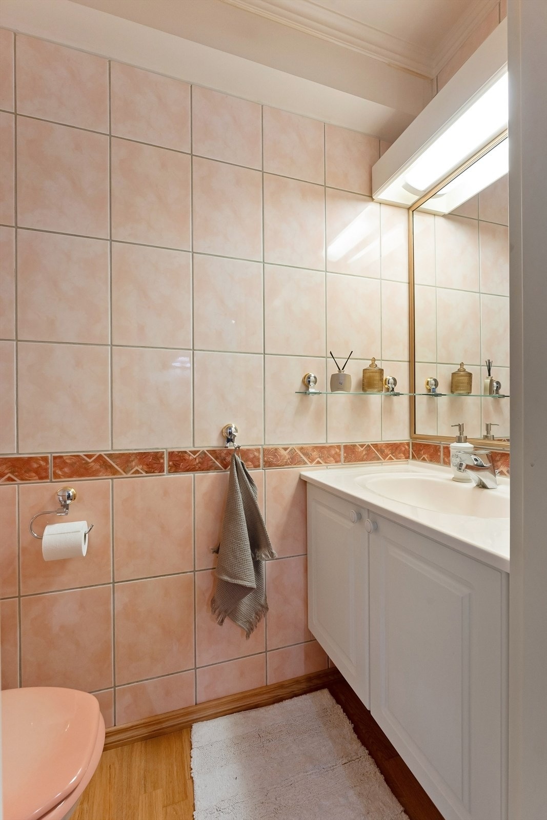 Praktisk wc-rom med servant i innredning og gulvstående toalett Galleribilde