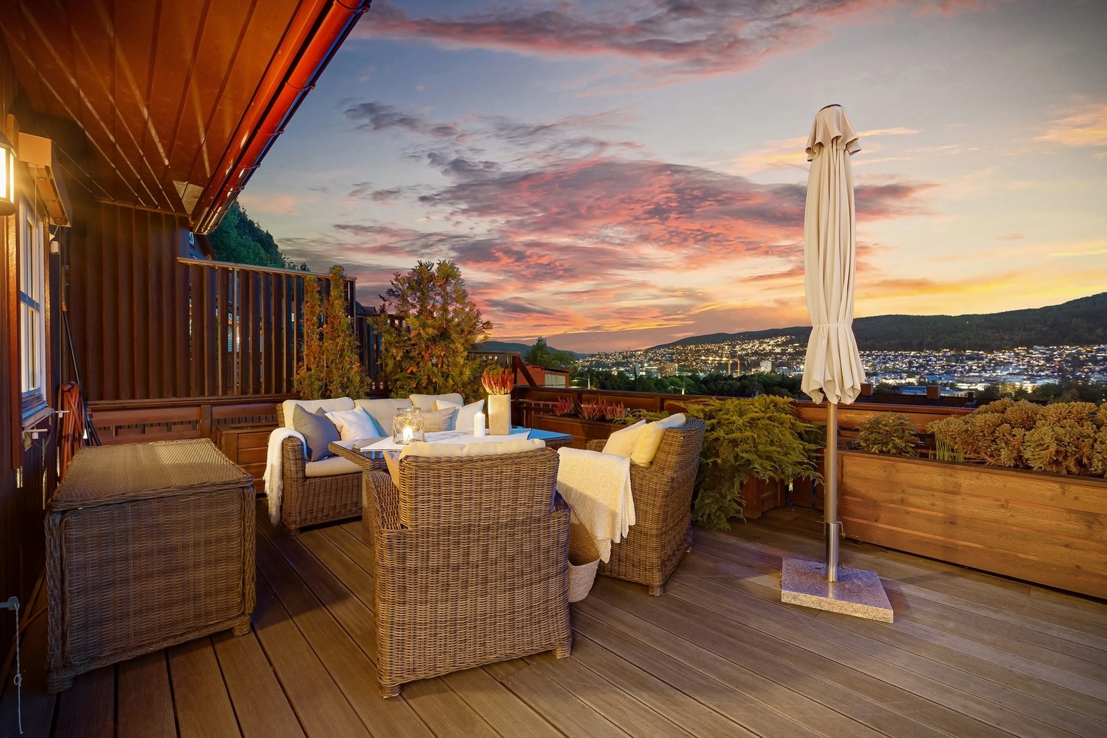 Terrassen er solrik og har flott utsikt over byen fra høyden Galleribilde