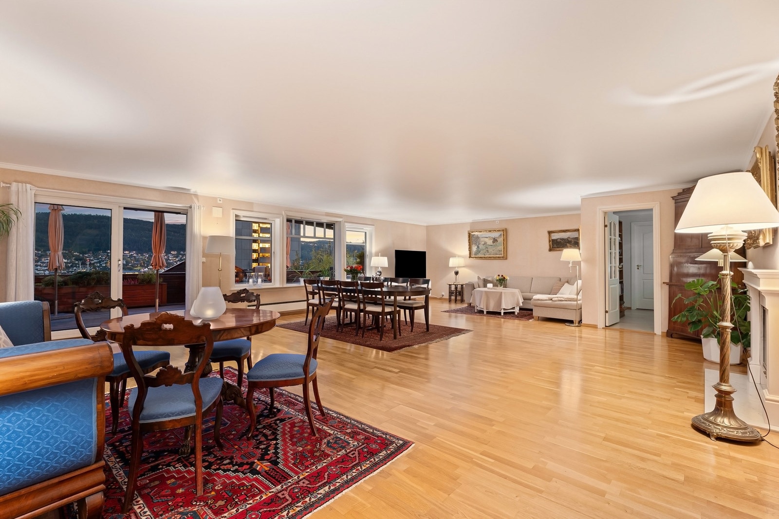 Innbydende og romslig terrasseleilighet beliggende i 2. etasje Galleribilde